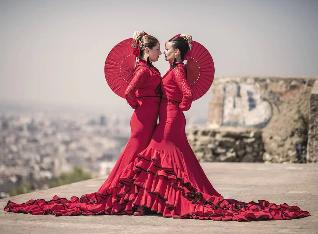 Performance visual de flamenco de Cuatr8chos con vestuario rojo en localización exterior, combinando danza, estética y entorno patrimonial.