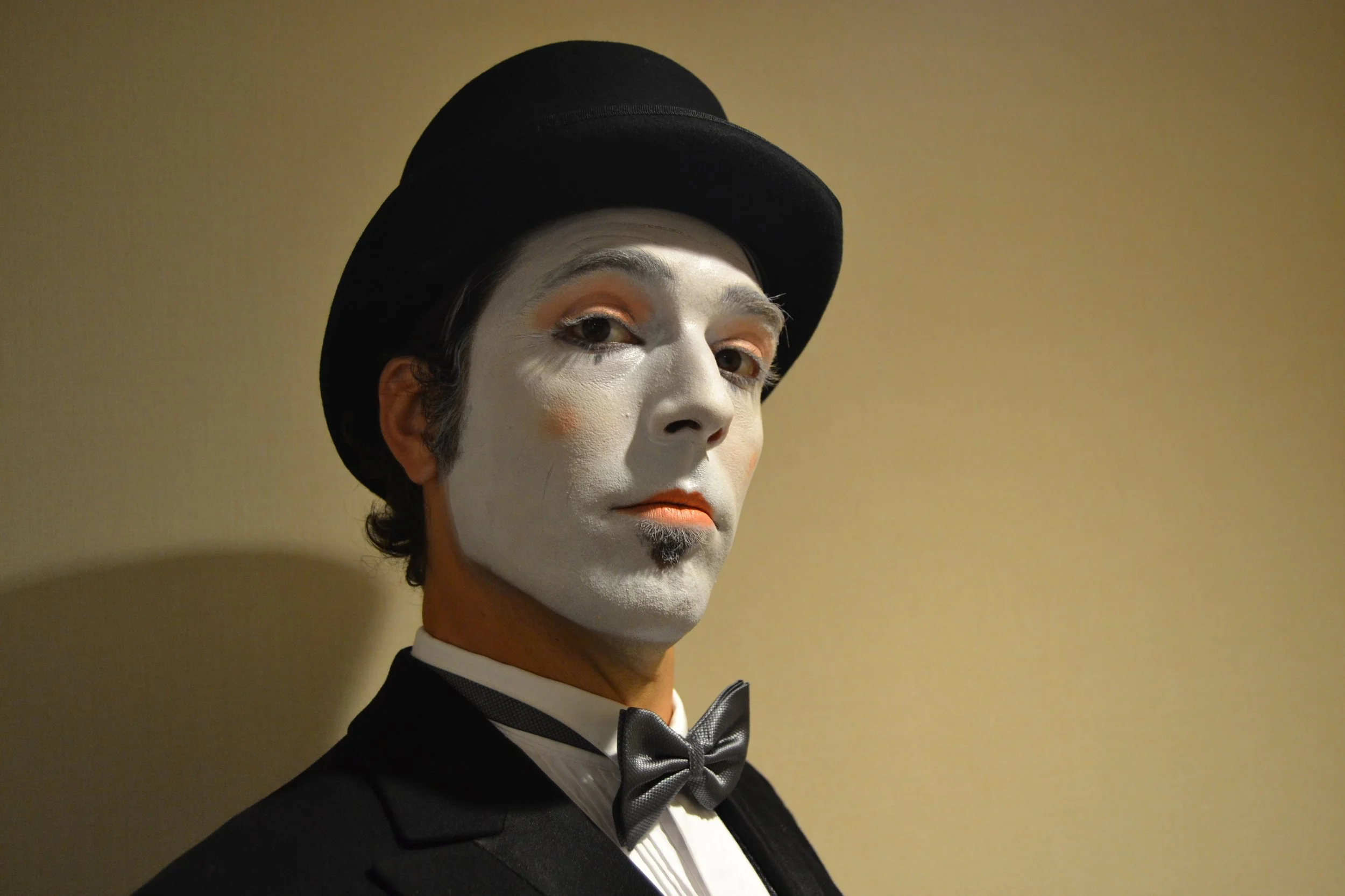 Mimo de Cuatr8chos caracterizado para una intervención artística, ideal para acciones de animación, recepción de invitados y performance en eventos.