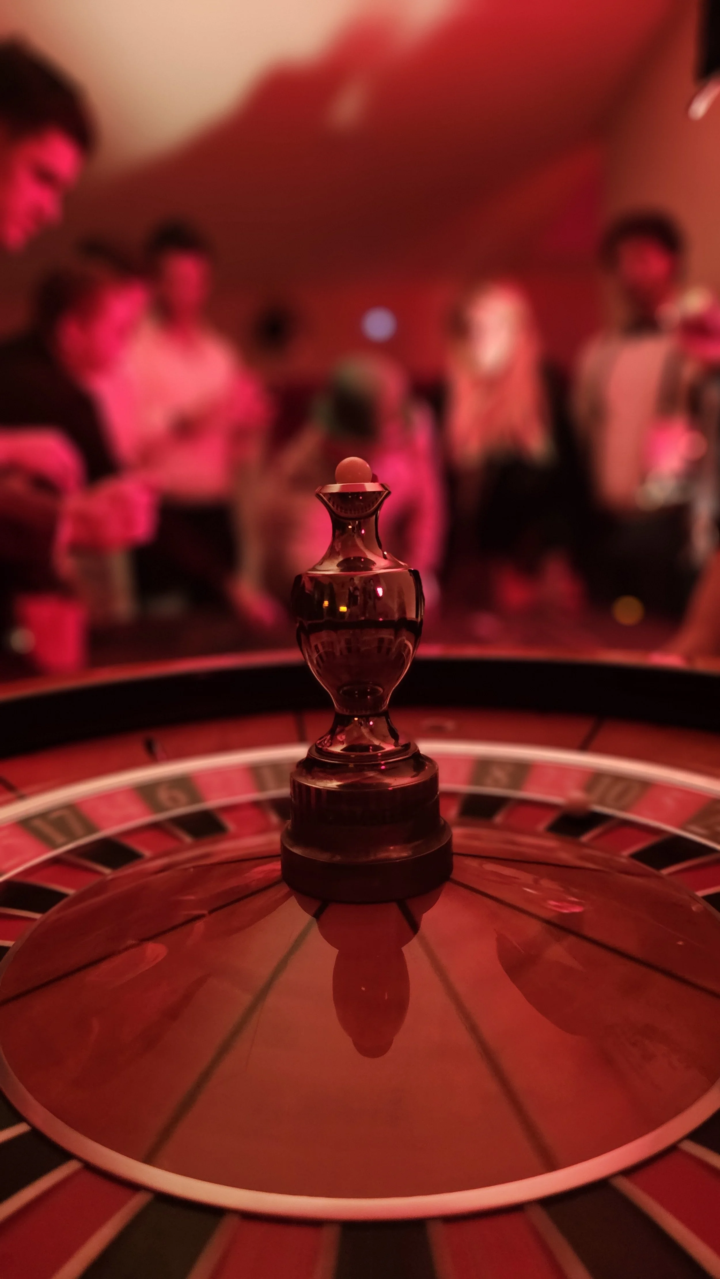 Animación temática con mesa de casino y ruleta, una acción interactiva de Cuatr8chos para dinamizar eventos corporativos, fiestas privadas y celebraciones especiales.