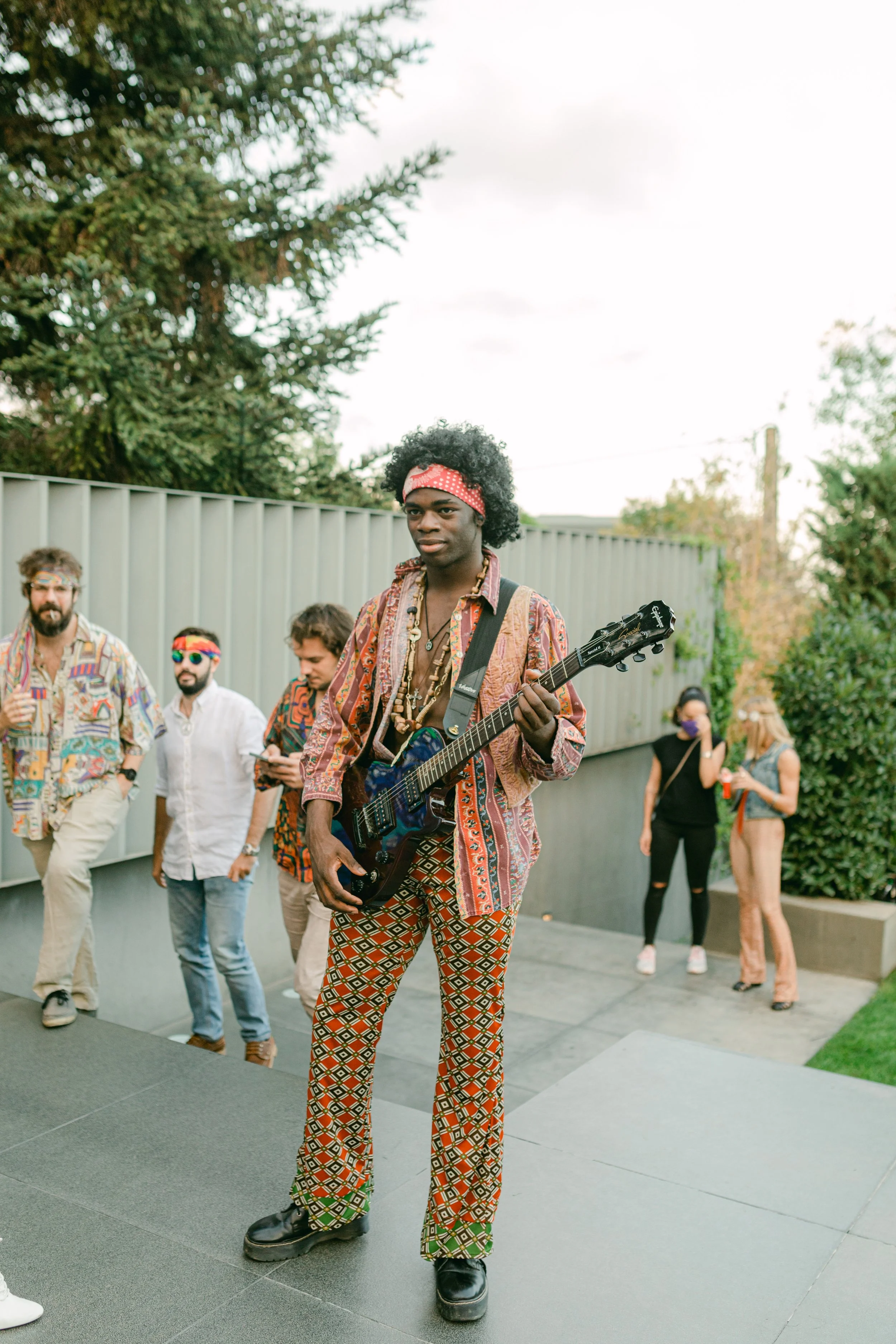 Performance Flower Power: actor y bailarín de Cuatr8chos interpretando a Jimi Hendrix en evento privado, animación de invitados y ambientación musical.