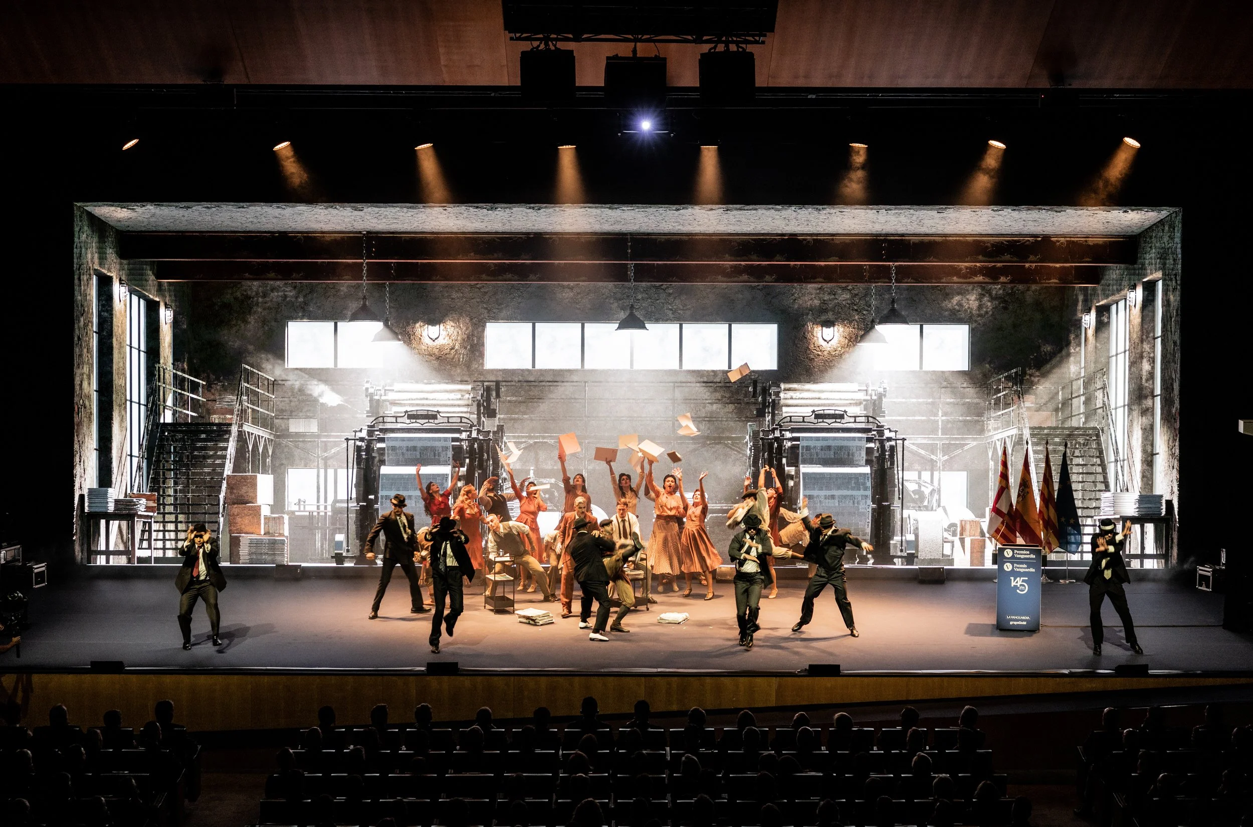 Premios Vanguardia 2026 opening created by Cuatr8chos, with the full cast on stage. Photo: Xavi Cervera / La Vanguardia.
