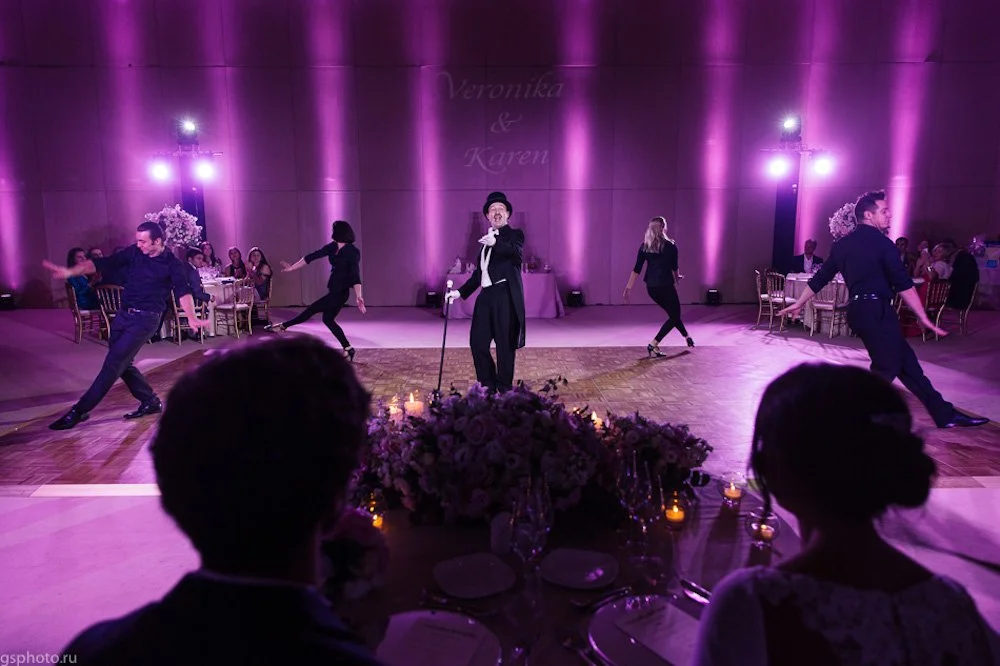 how escénico de Cuatr8chos para una boda en el Hotel W Barcelona, inspirado en un banquete de cuento, con bailarines en escena y una puesta en escena elegante y teatral.
