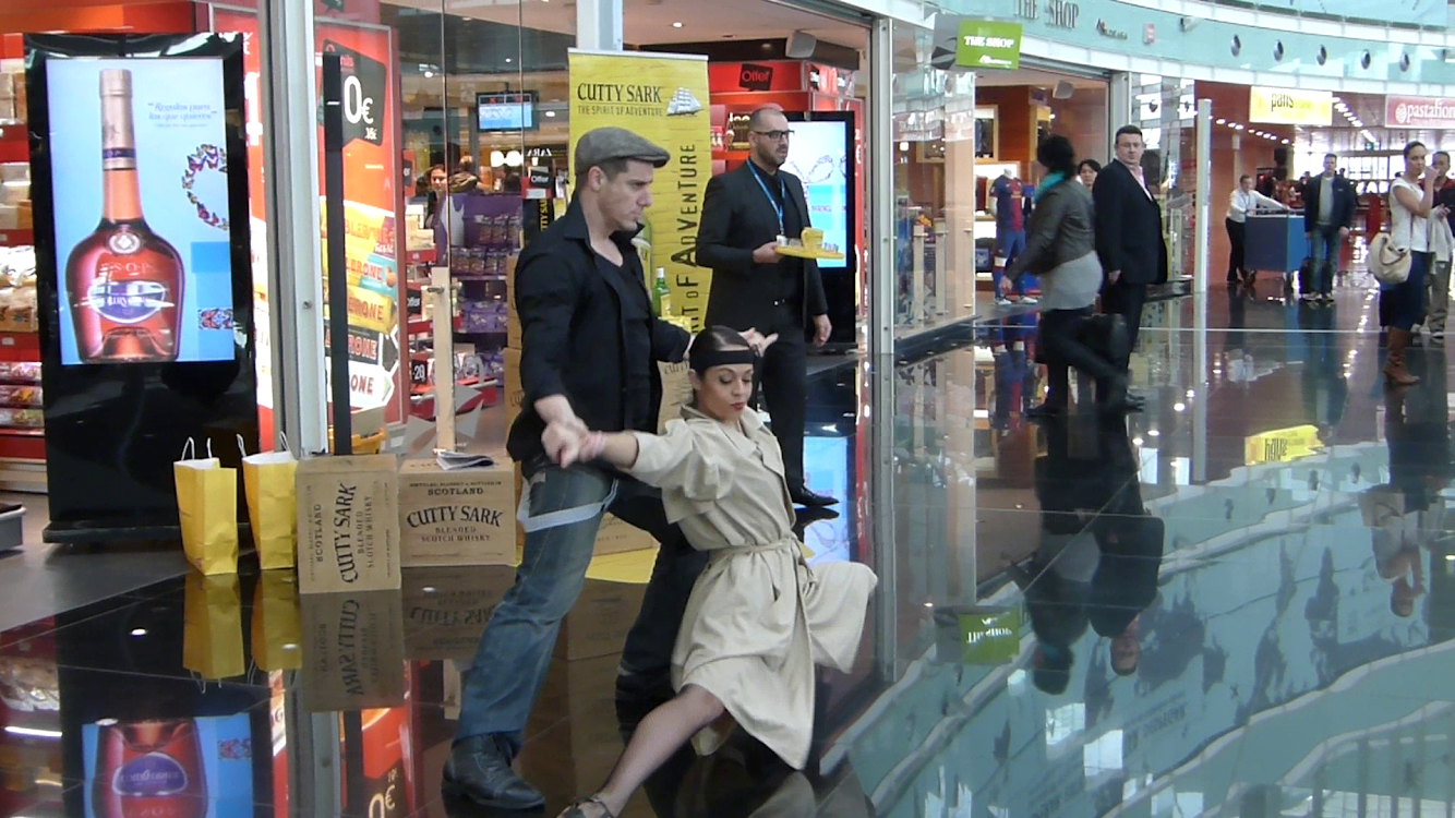 Acción de marca de Cuatr8chos para Duty Free en el Aeropuerto de Barcelona, con una pareja de baile fusionando distintos estilos coreográficos en el interior de las instalaciones.