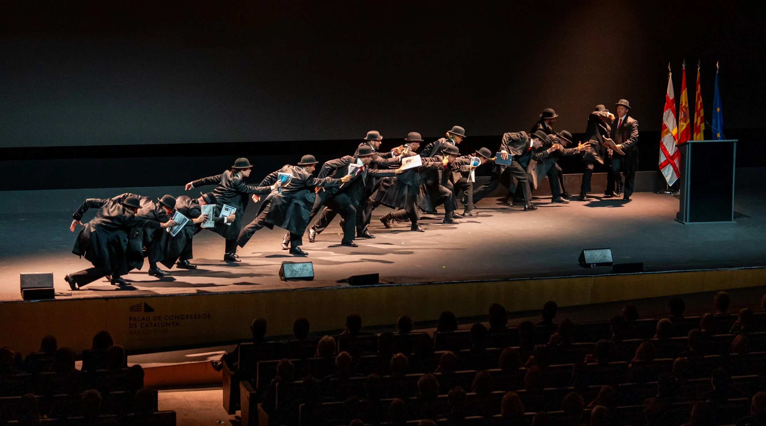 Opening de Cuatr8chos en Premios La Vanguardia 2024, con 30 bailarines y puesta en escena inspirada en The Thomas Crown Affair.