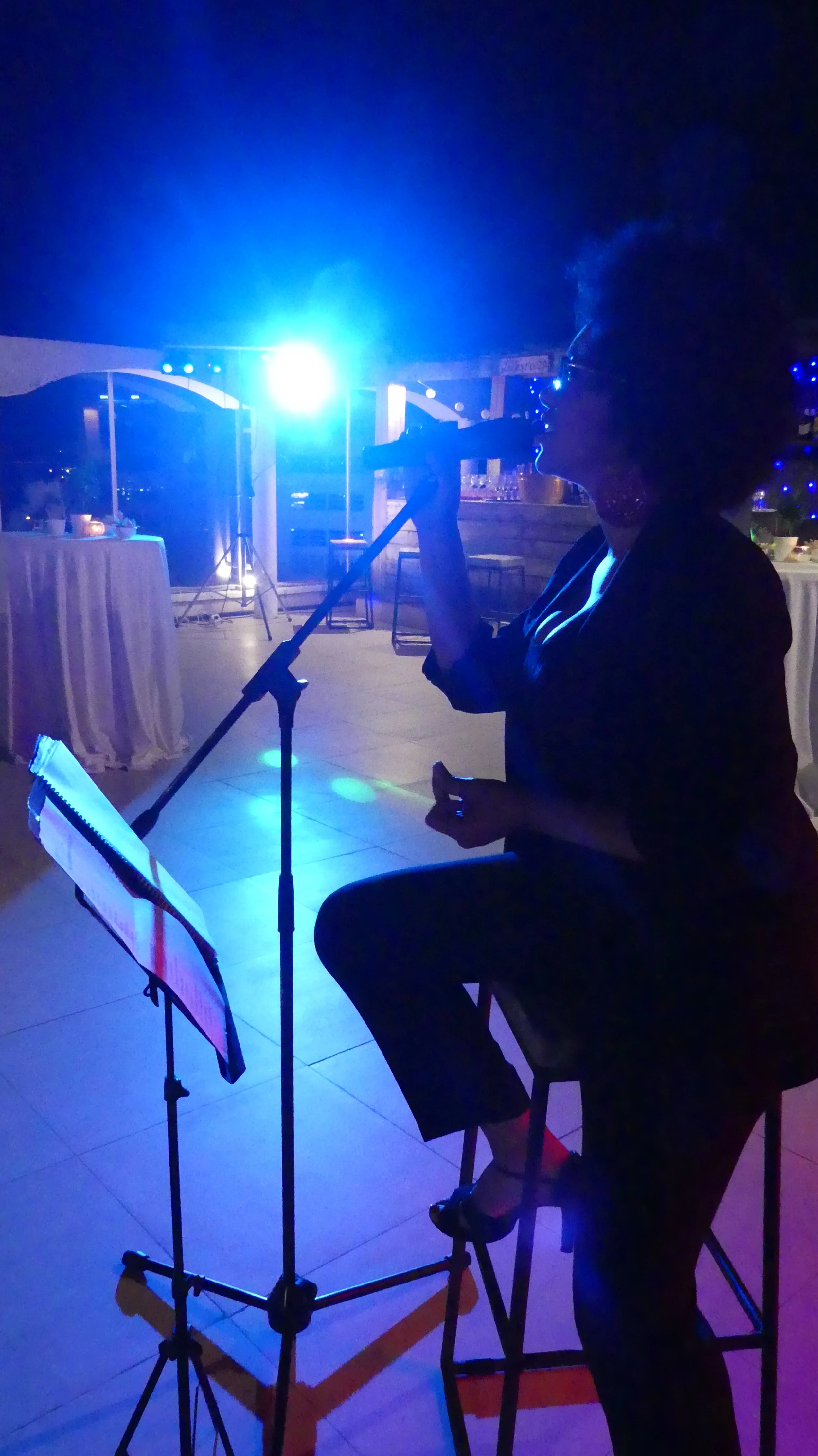 Cantante en directo de Cuatr8chos en evento privado, sesión soul y funky para celebración exclusiva.