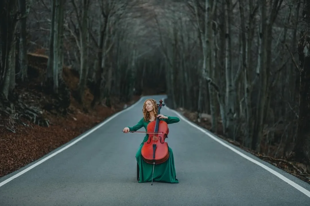 Violonchelo en directo de Cuatr8chos para evento elegante y formato acústico.
