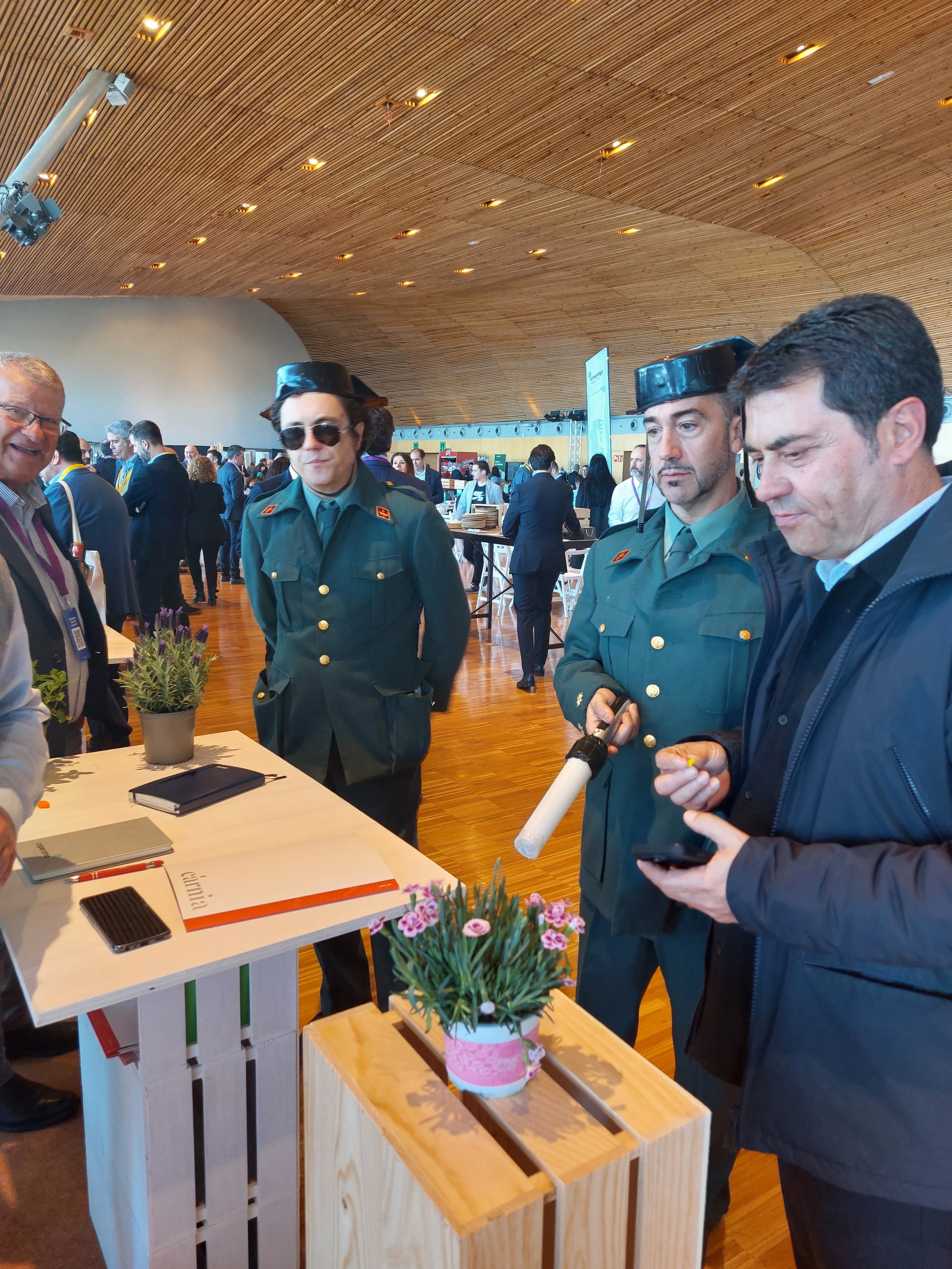 Animación de personajes de Cuatr8chos integrada en un evento, una acción de interacción con invitados pensada para crear ambiente, ritmo y cercanía durante la celebración.
