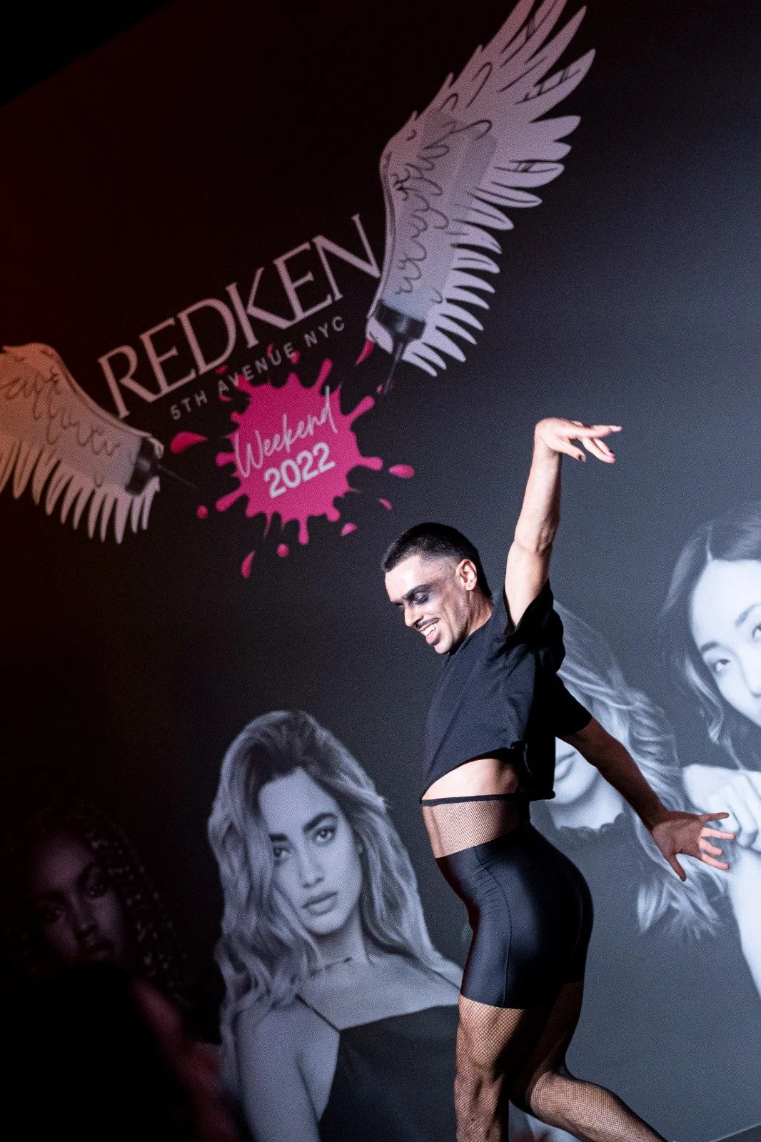 Performance de bailarín en directo durante el Redken Weekend, evento profesional de Redken/L’Oréal con shows artísticos y experiencias para peluqueros.
