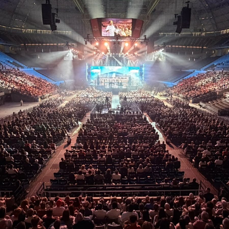A packed Palau Sant Jordi during the El Foraster concert, with Maño on stage management.