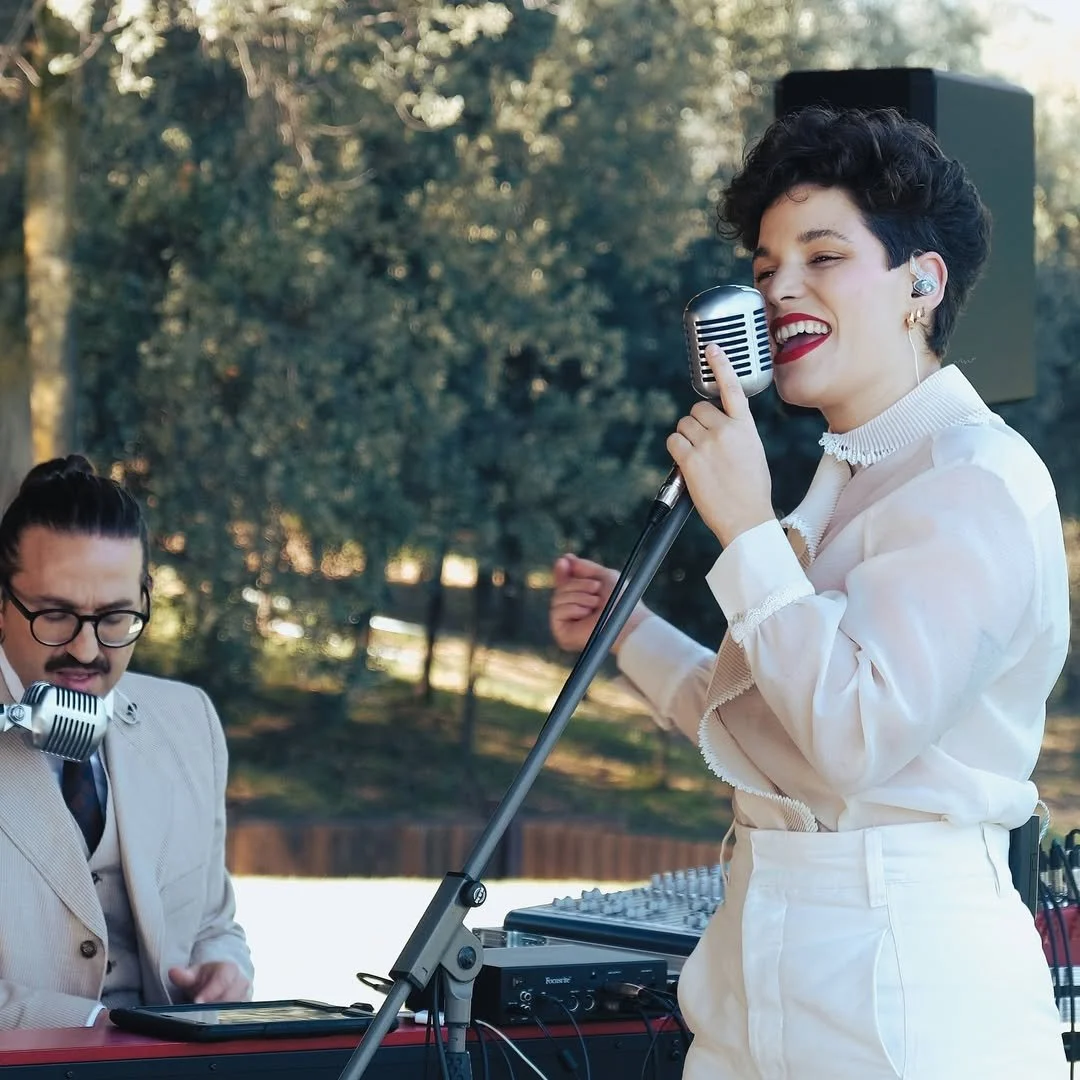 Dúo musical en directo de Cuatr8chos para evento al aire libre.
