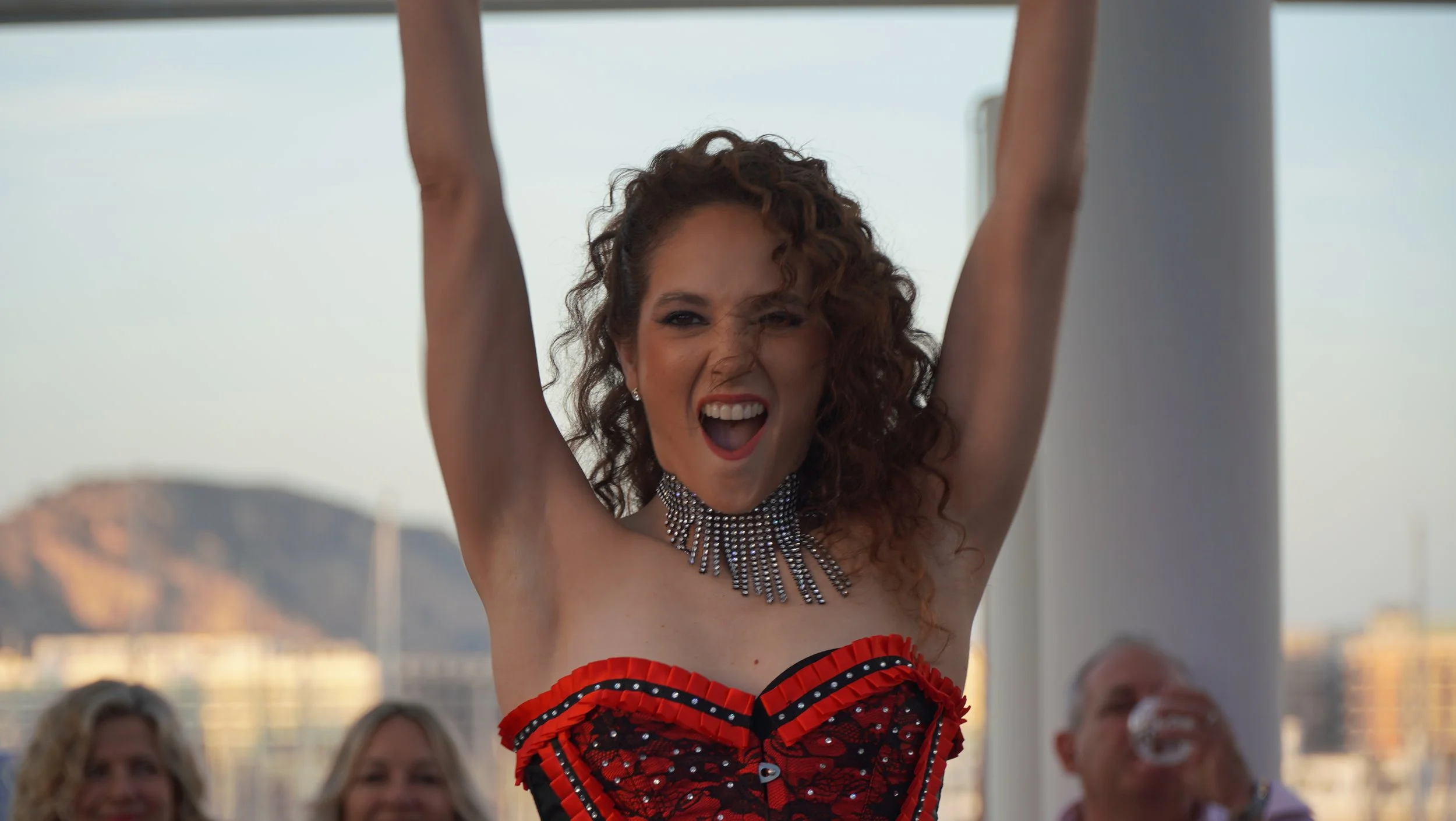 Animación y performance de Cuatr8chos en evento al aire libre con celebración del público.