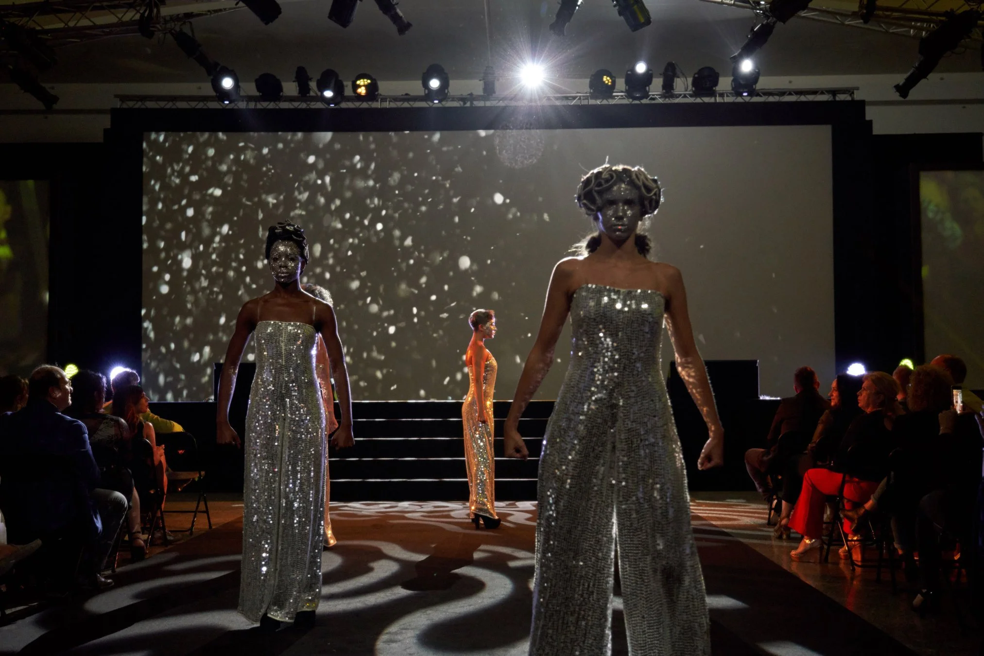 Acción beauty y show de peluquería de Cuatr8chos junto a Ramiro Mata y Alfaparf, en un evento de marca celebrado en la Ciudad de las Artes y las Ciencias de Valencia, con estética futurista.