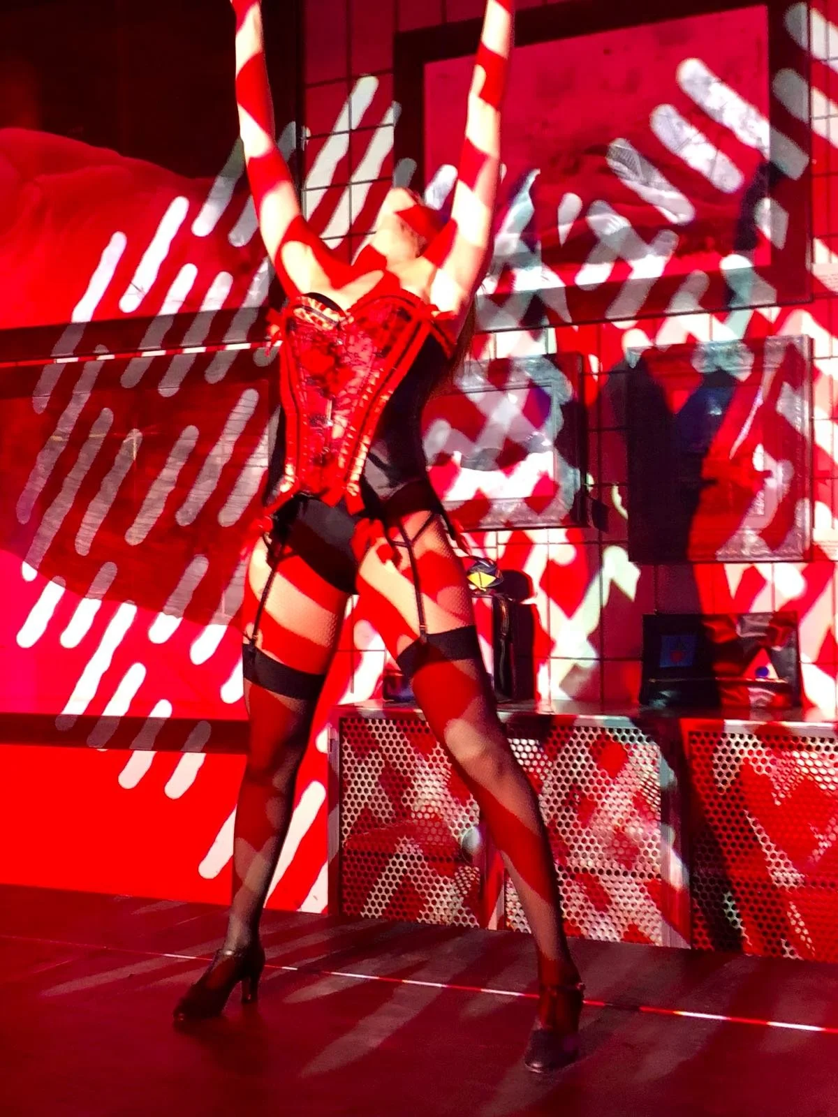 Performer de Cuatr8chos en una propuesta visual de inspiración burlesque, pensada para aportar presencia escénica, impacto estético y un punto provocador en eventos y fiestas nocturnas.