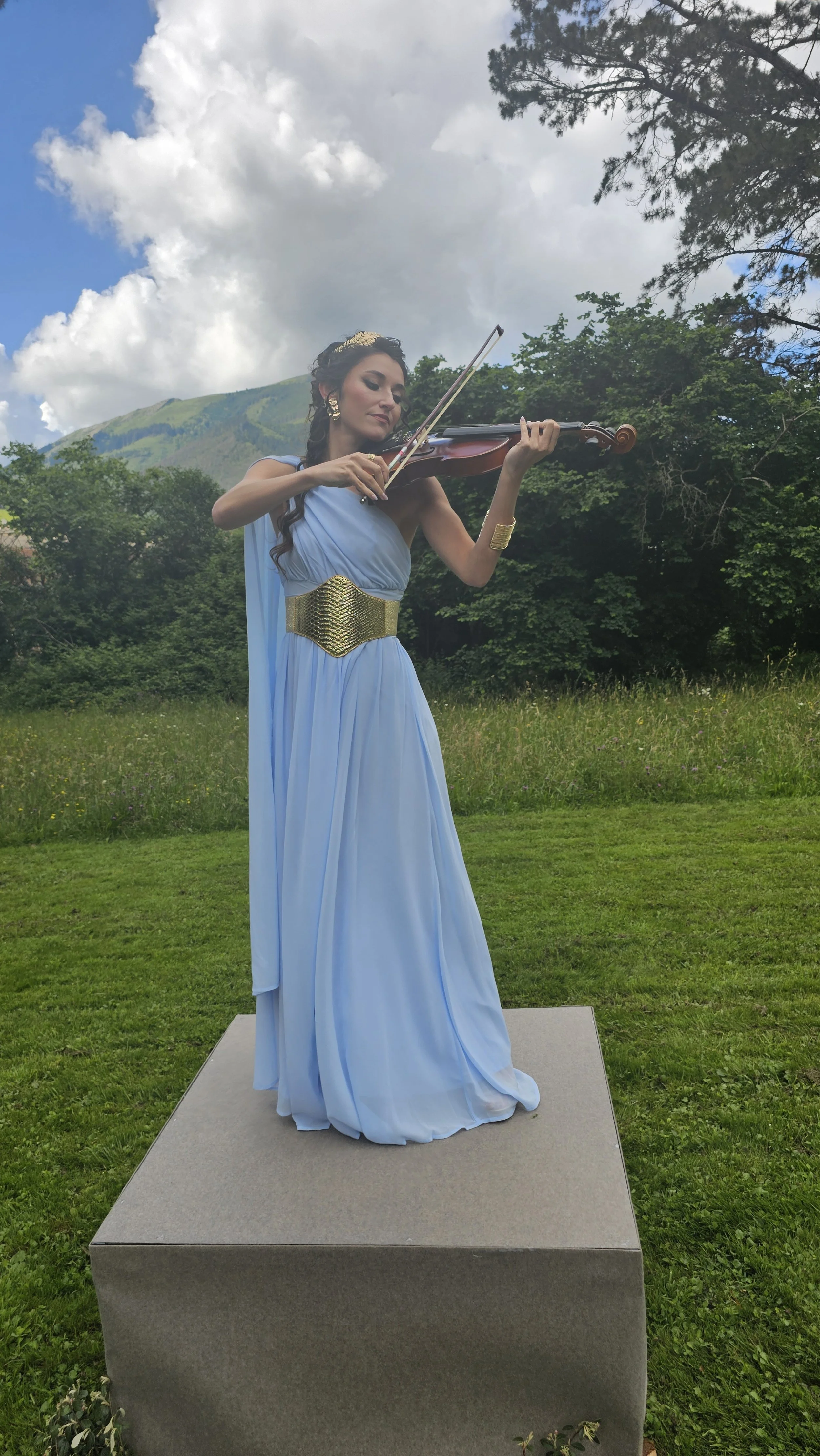 Recorrido musical con  violinistas de Cuatr8chos, distribuidos a lo largo del acceso para acompañar la llegada de los invitados hasta el cóctel en una boda premium.