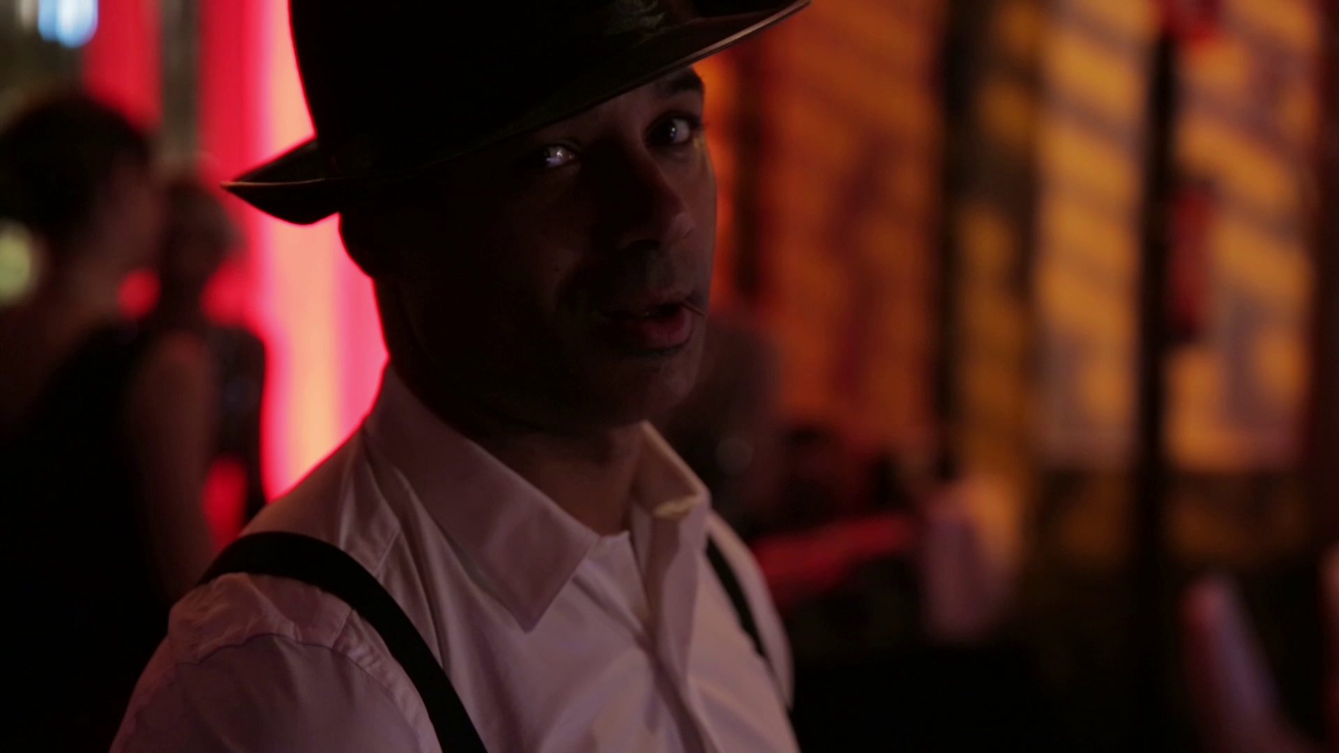 Personaje escénico de Cuatr8chos en ambiente nocturno y cinematográfico, diseñado para generar misterio, presencia y narrativa visual en eventos.