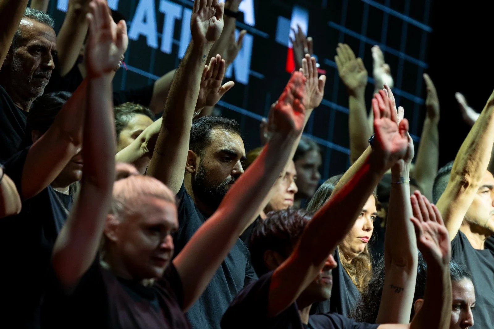 Team building corporativo en la gala de los Premios Nacionales de Marketing (España), con dinámica participativa y puesta en escena coordinada por Cuatr8chos para activar al equipo y elevar la energía del evento.