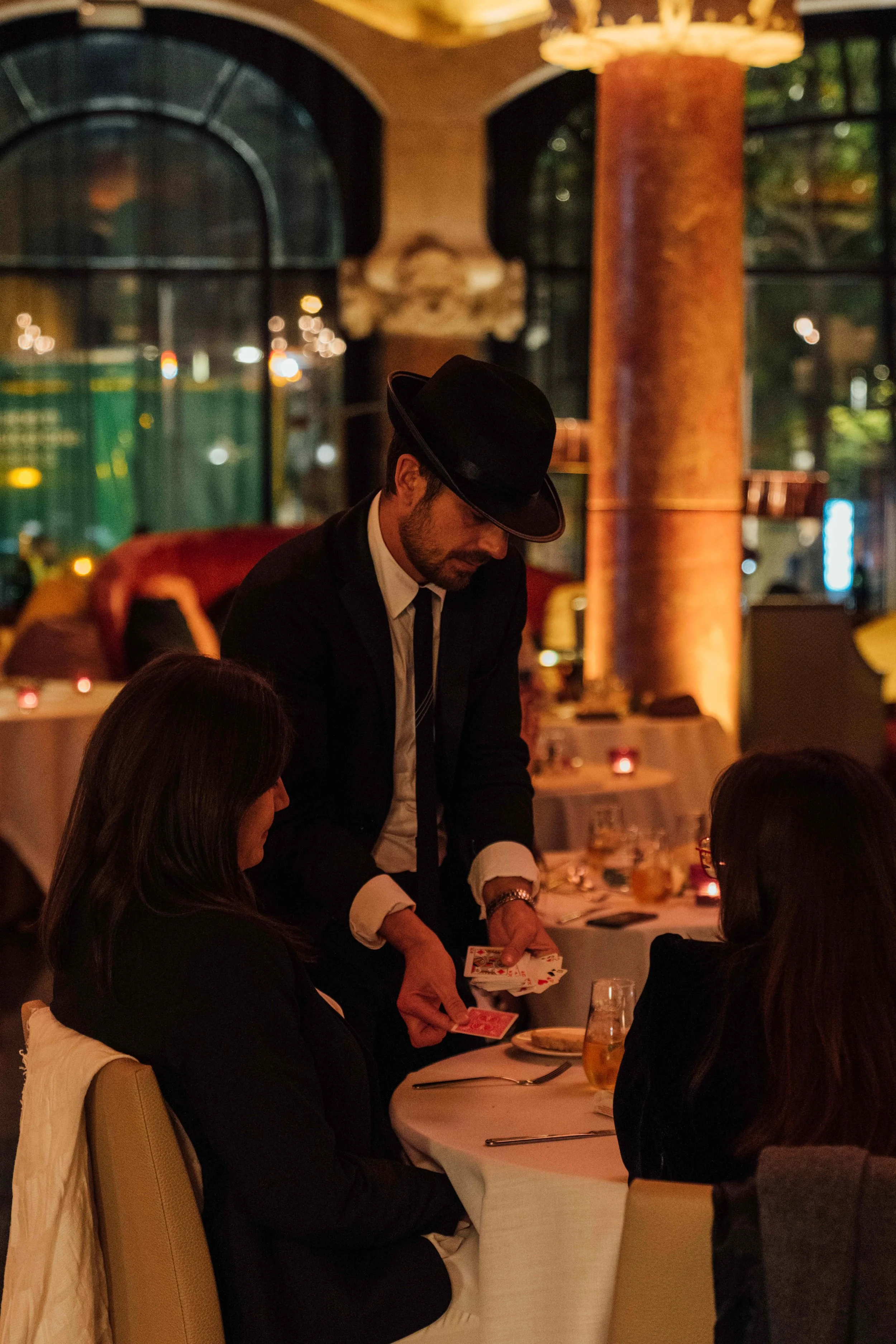 Magia close-up · Interacción directa con invitados · Hotel Casa Fuster