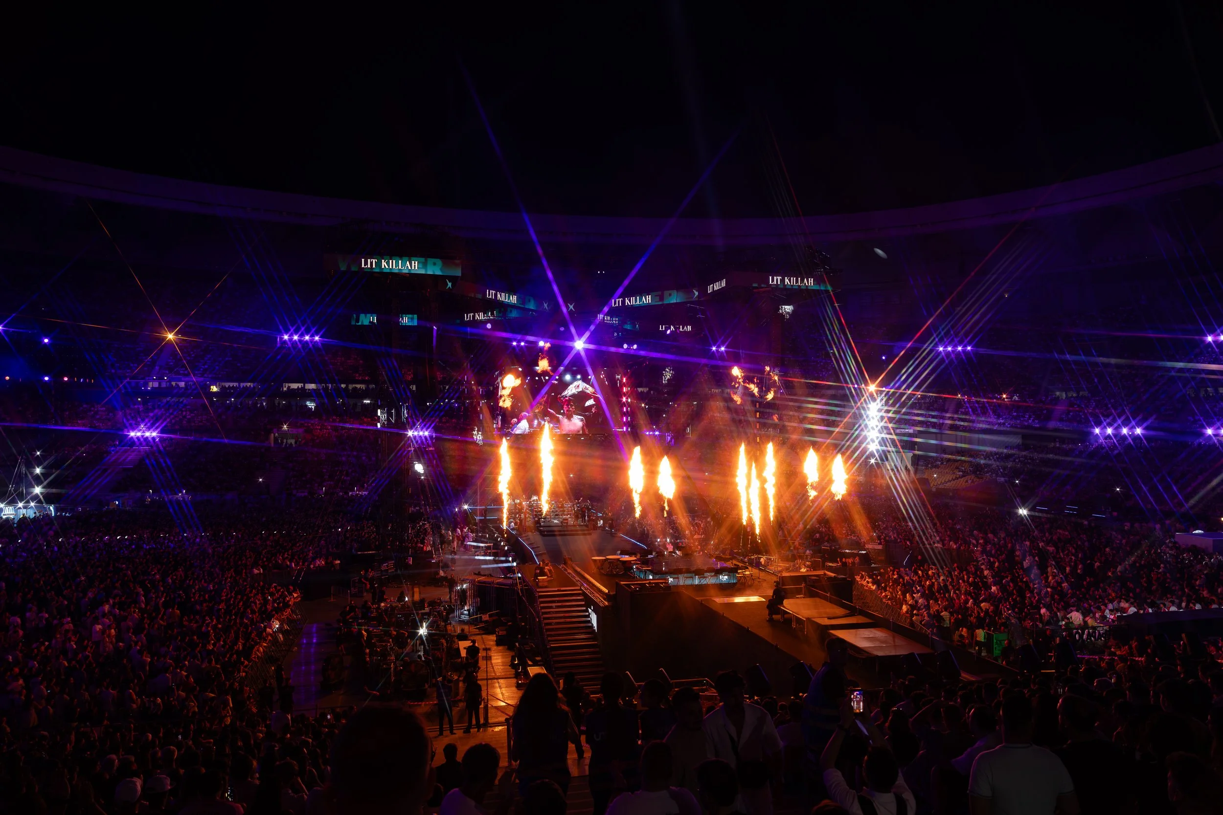 Packed stadium and stage with fire effects at La Velada del Año VI: large-scale stage management by Cuatr8chos. Photo: La Marga