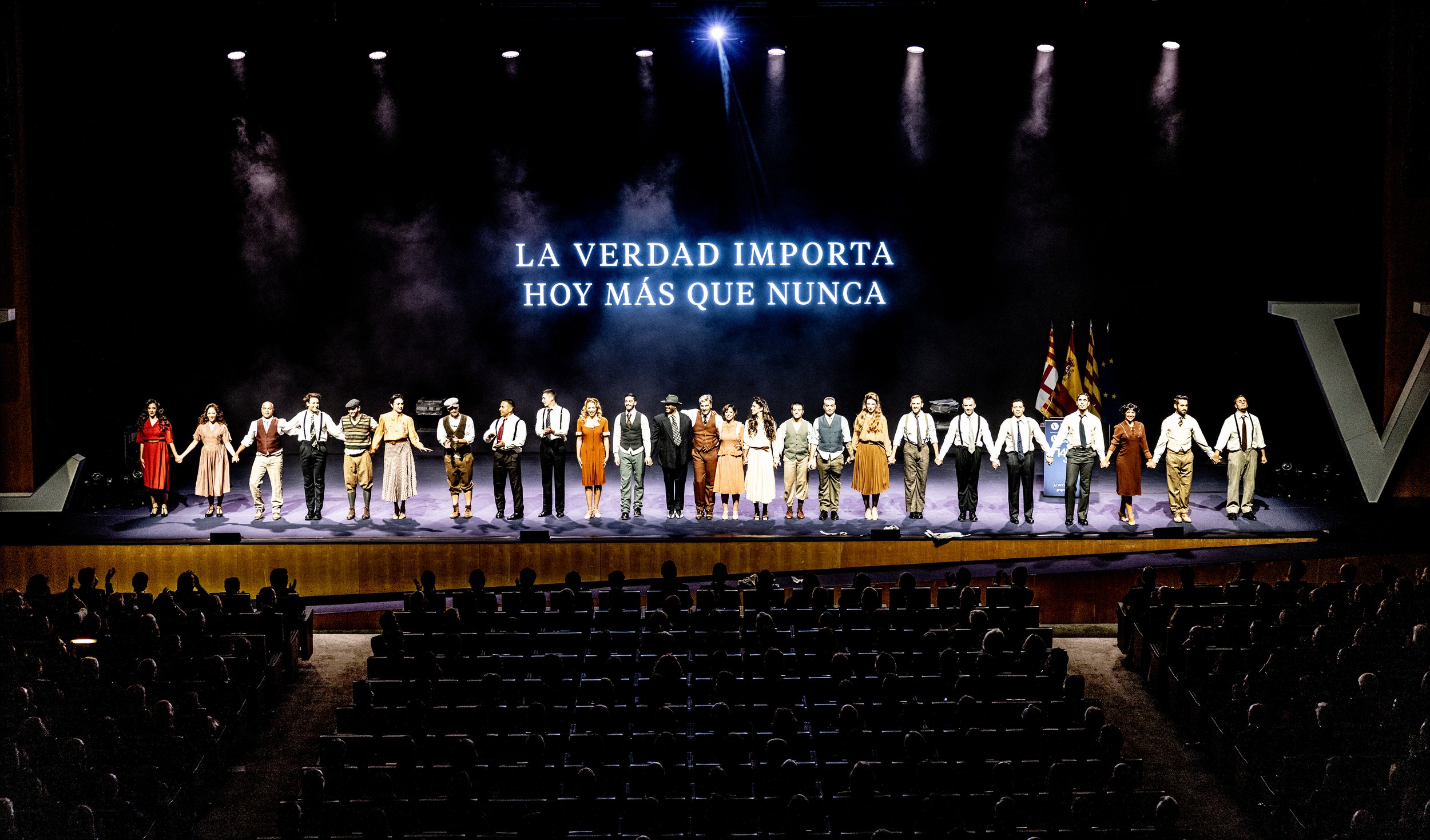 Saludo final del elenco de Cuatr8chos en los Premios Vanguardia 2026: La verdad importa, hoy más que nunca