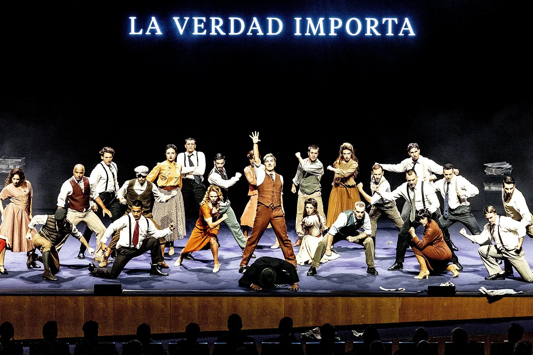Opening de los Premios Vanguardia 2026 creado por Cuatr8chos: 25 artistas en escena bajo el lema La verdad importa. Foto: Xavi Cervera / La Vanguardia.