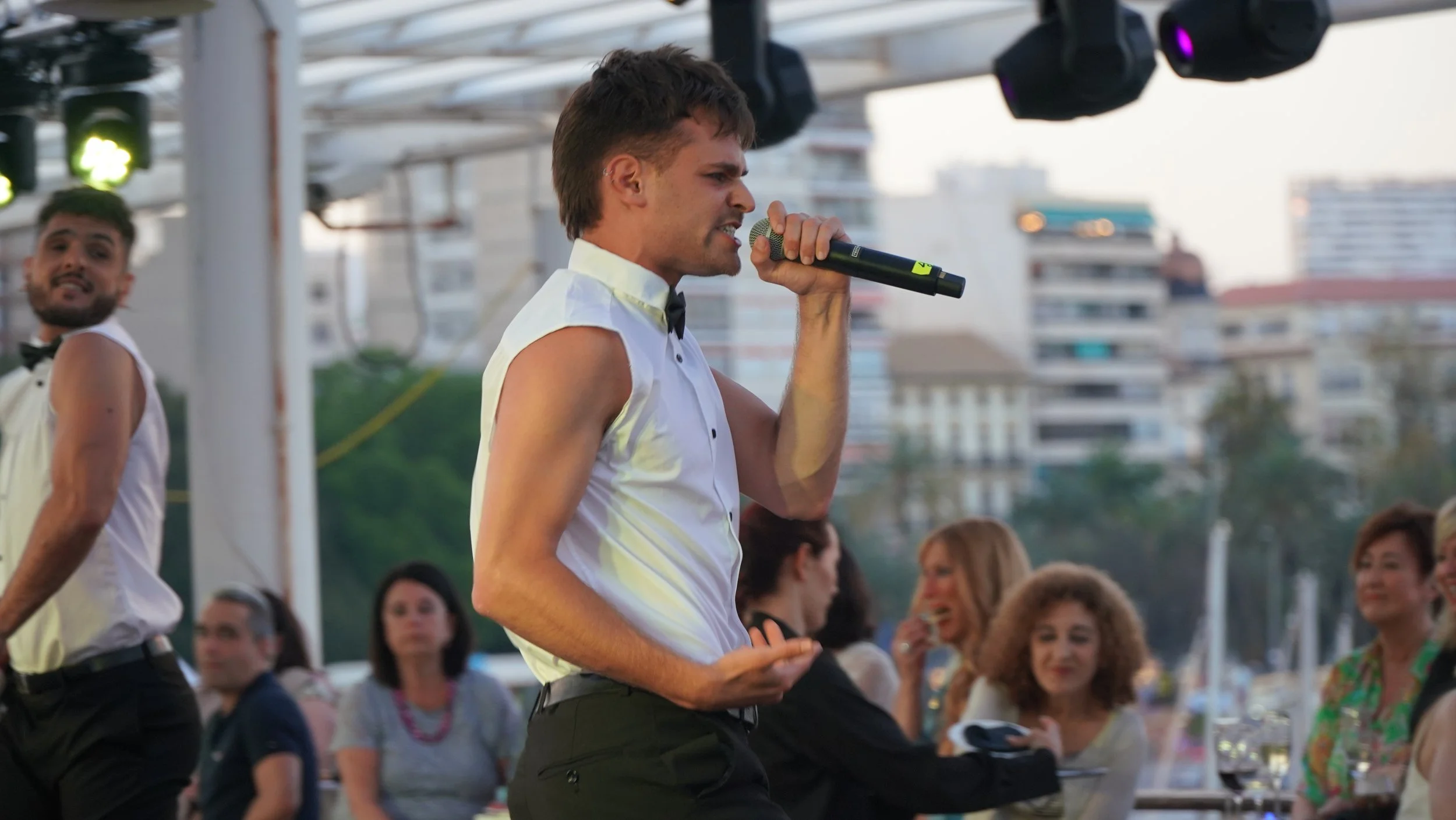 Cantante en directo de Cuatr8chos en formato concierto al aire libre, una propuesta musical diseñada para eventos, celebraciones y experiencias en espacios urbanos o exteriores.