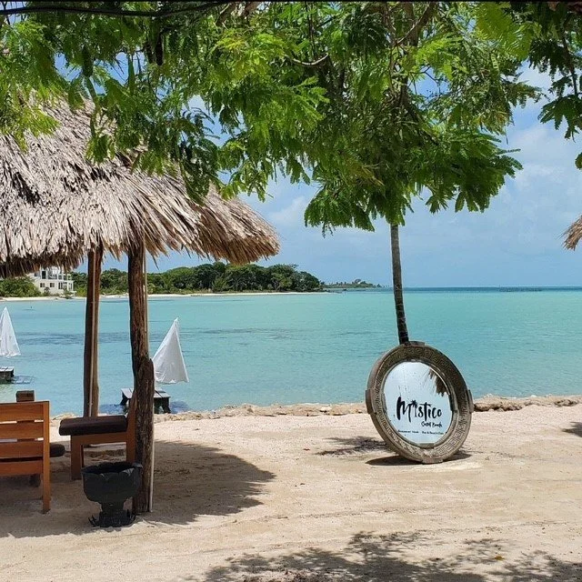 Quiet beach spot in Secret Beach to swim, relax and enjoy the vibes