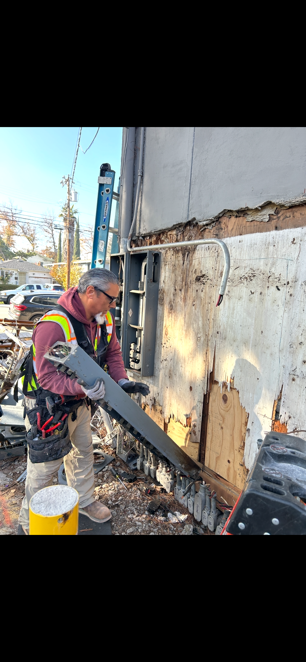 400A single phase Zinsco to 400A 3 phase Siemens overhead commercial apartment complex panel upgrade with 200A house meter for EV charging stations. 