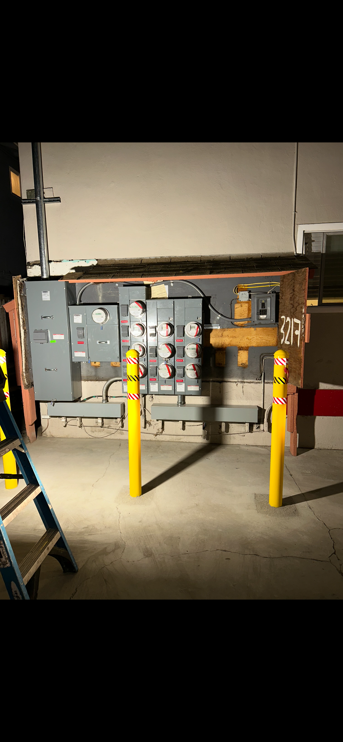 200A single phase Zinsco to 400A single phase Square D overhead commercial apartment complex panel upgrade with 200A house meter for EV charging stations. 
Upgrade was necessary for insurance compliance.