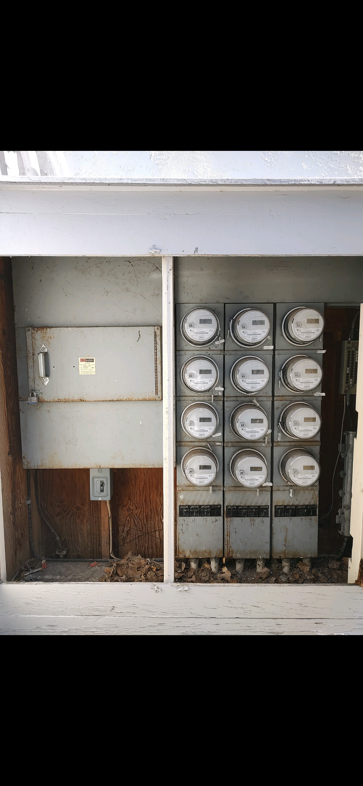 400A single phase Zinsco to 600A single phase Square D overhead commercial apartment complex panel upgrade with 200A house meter for EV charging stations. 
Upgrade was necessary for insurance compliance.