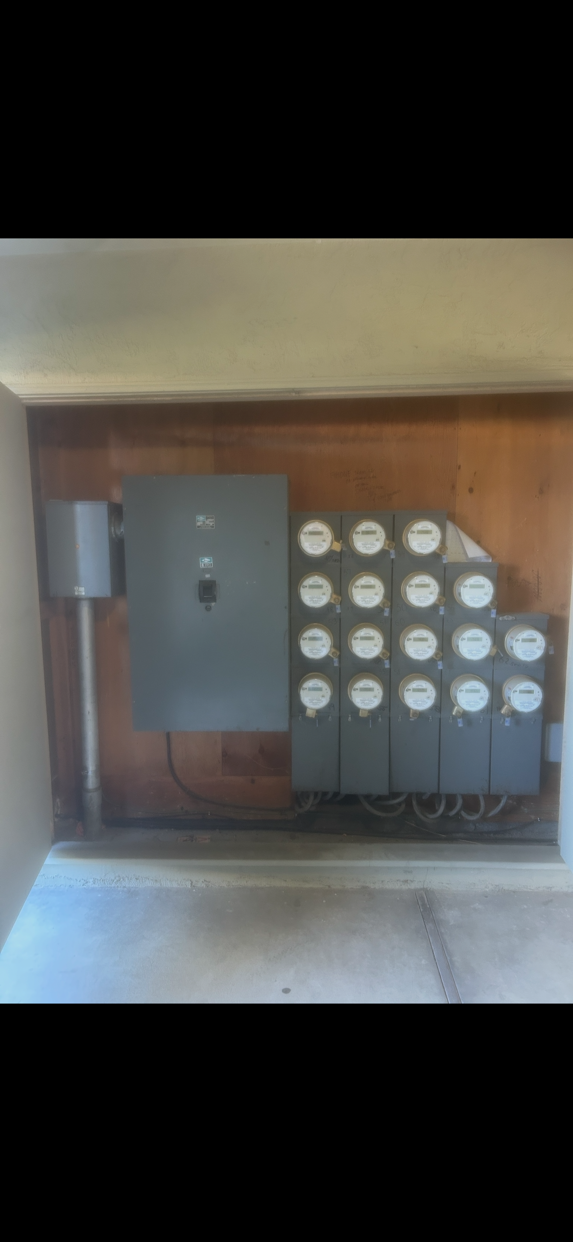 600A single phase Zinsco to 600A single phase Siemens underground commercial apartment complex upgrade for insurance compliance. This upgrade was part of a 67 unit apartment complex. (6) electrical closets similar to the one in the photo were upgrade