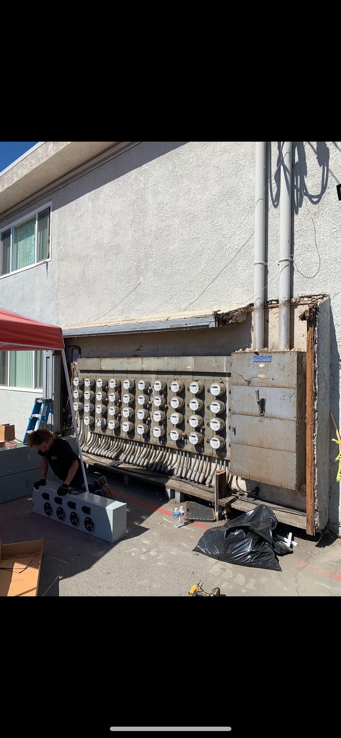 1000A single phase Zinsco to 1000A single phase Siemens overhead commercial apartment complex upgrade for insurance compliance. 