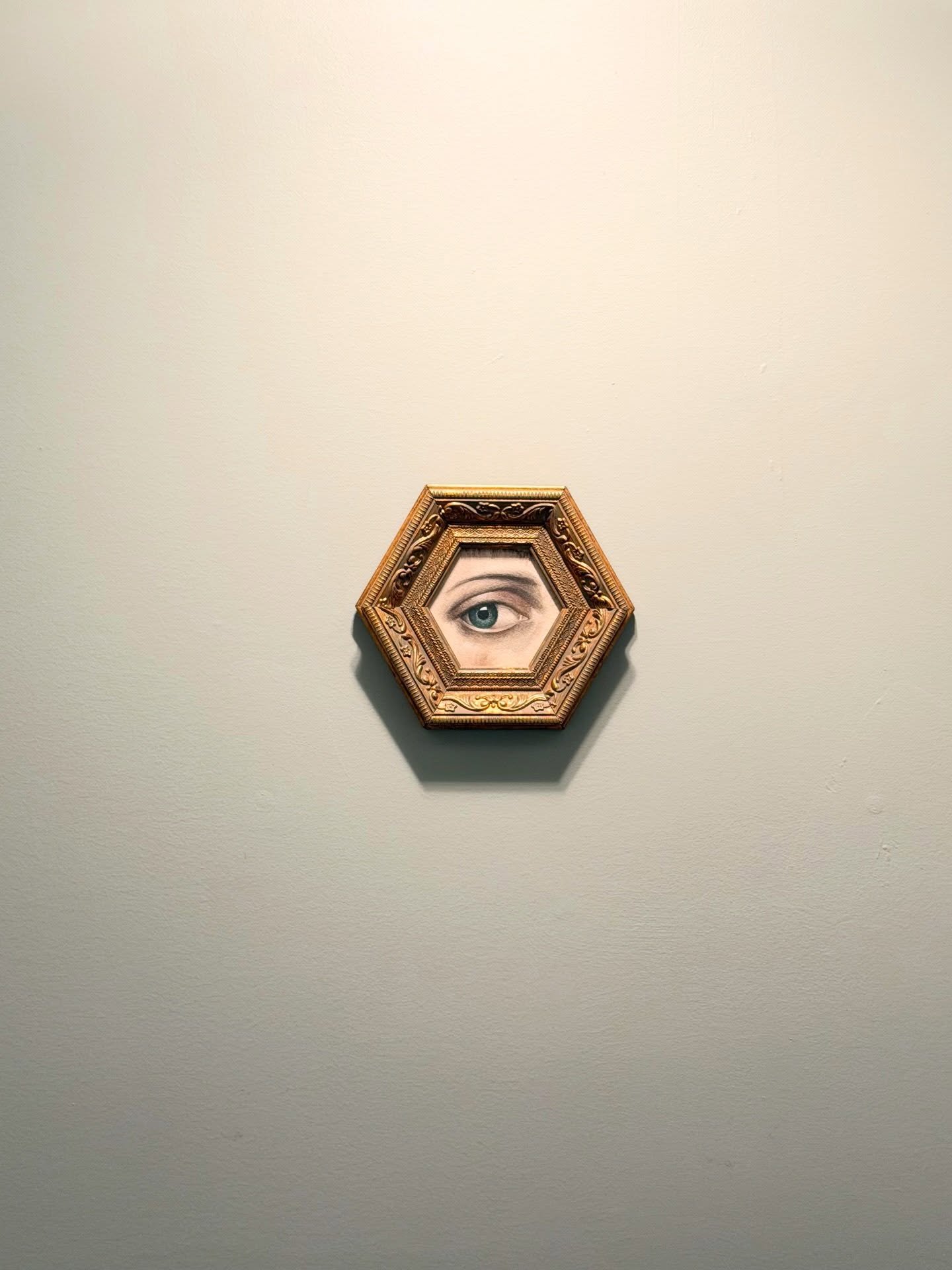 Slightly surreal is fun &amp; playing with scale is a good time for your brain. 

+ An object that doesn&rsquo;t quite belong, or feels like it&rsquo;s been pulled from another area (this piece of art hangs in a water closet above the 🚽). That subtl