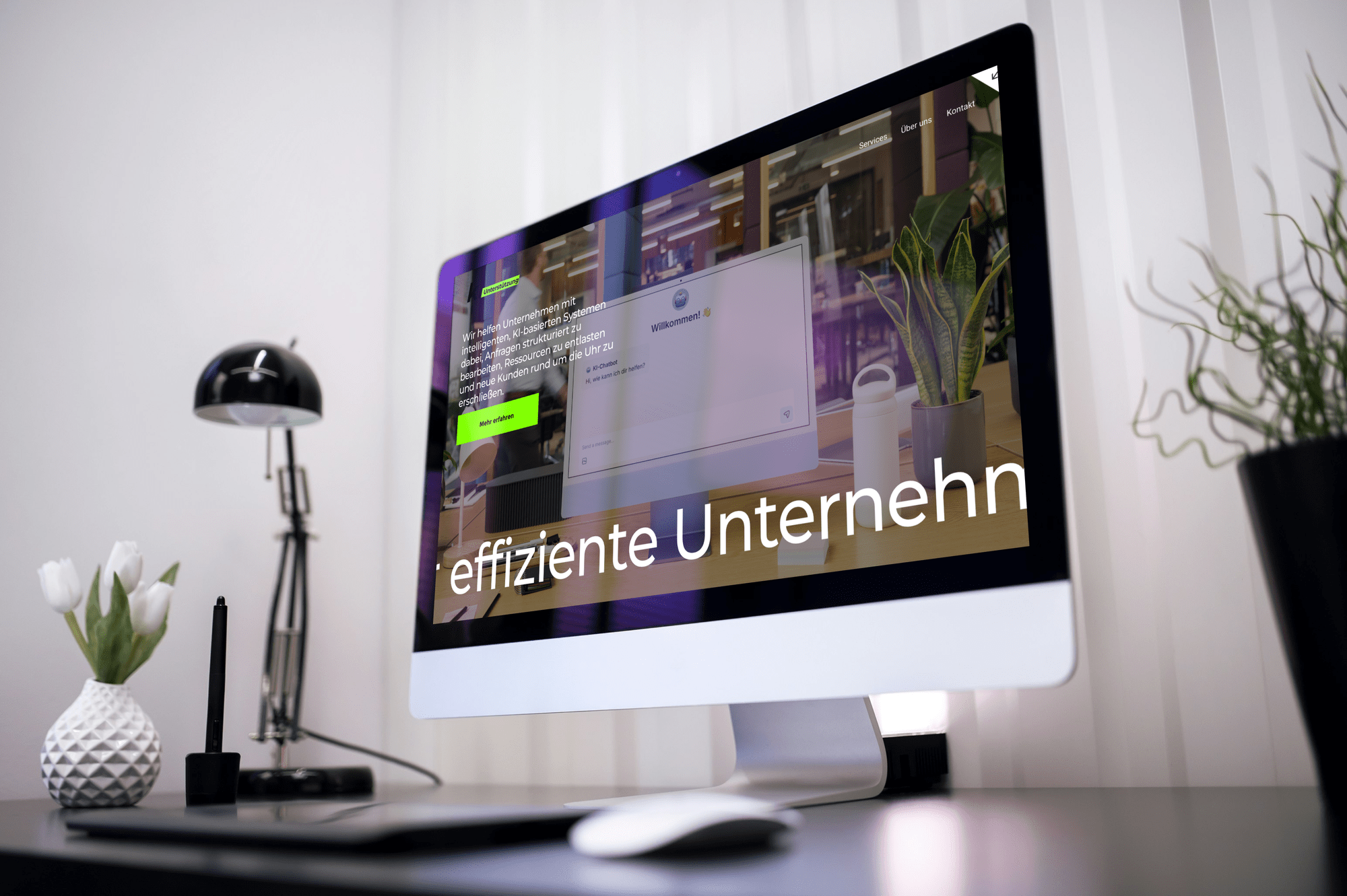 Ein Computerbildschirm zeigt eine Webseite mit dem Titel "effiziente Unternehmung" in einem modernen, aufgeräumten Büro mit Pflanzen auf dem Schreibtisch.