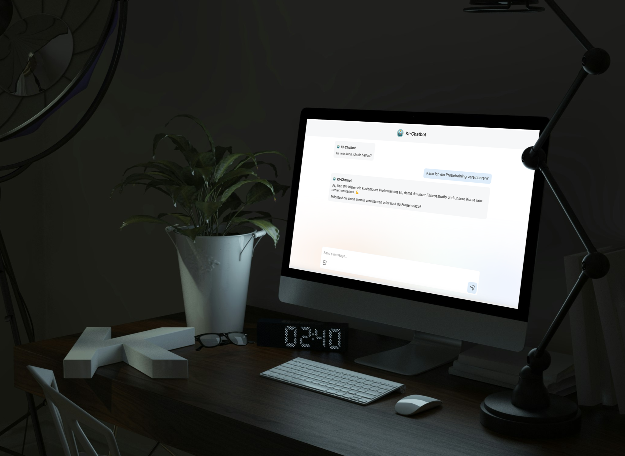 Ein dunkler Schreibtisch mit einem Computer, einer Pflanze in einer weißen Vase, Lesebrille, einem digitalen Uhr, einer Tastatur, Maus, einem Stehende Lampe mit schwarzen Kugeln, und einem weißen Dekorationsstück, alles in einer dunklen Umgebung.