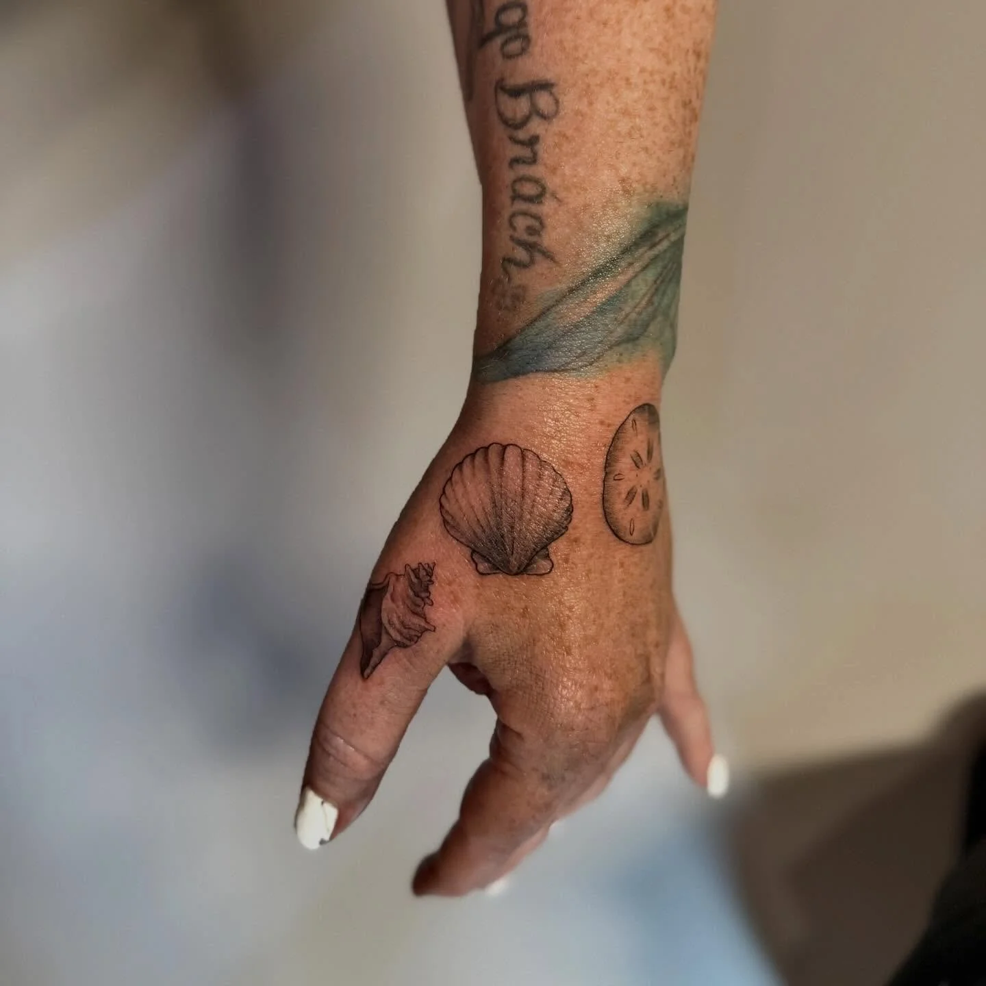 It&rsquo;s almost that time of year again 🐚🌊

For this style of tattoo, it&rsquo;s highly encouraged that it be excecuted during the colder seasons to ensure a smooth healing process and longevity. 

@inkkbyt nails delicate tattoos! Book with him b