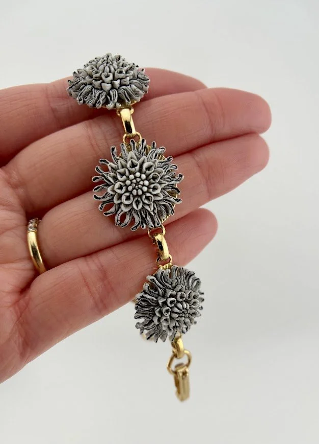 Mid-Century Celluloid Chrysanthemum Bracelet in Gold-Tone Metal