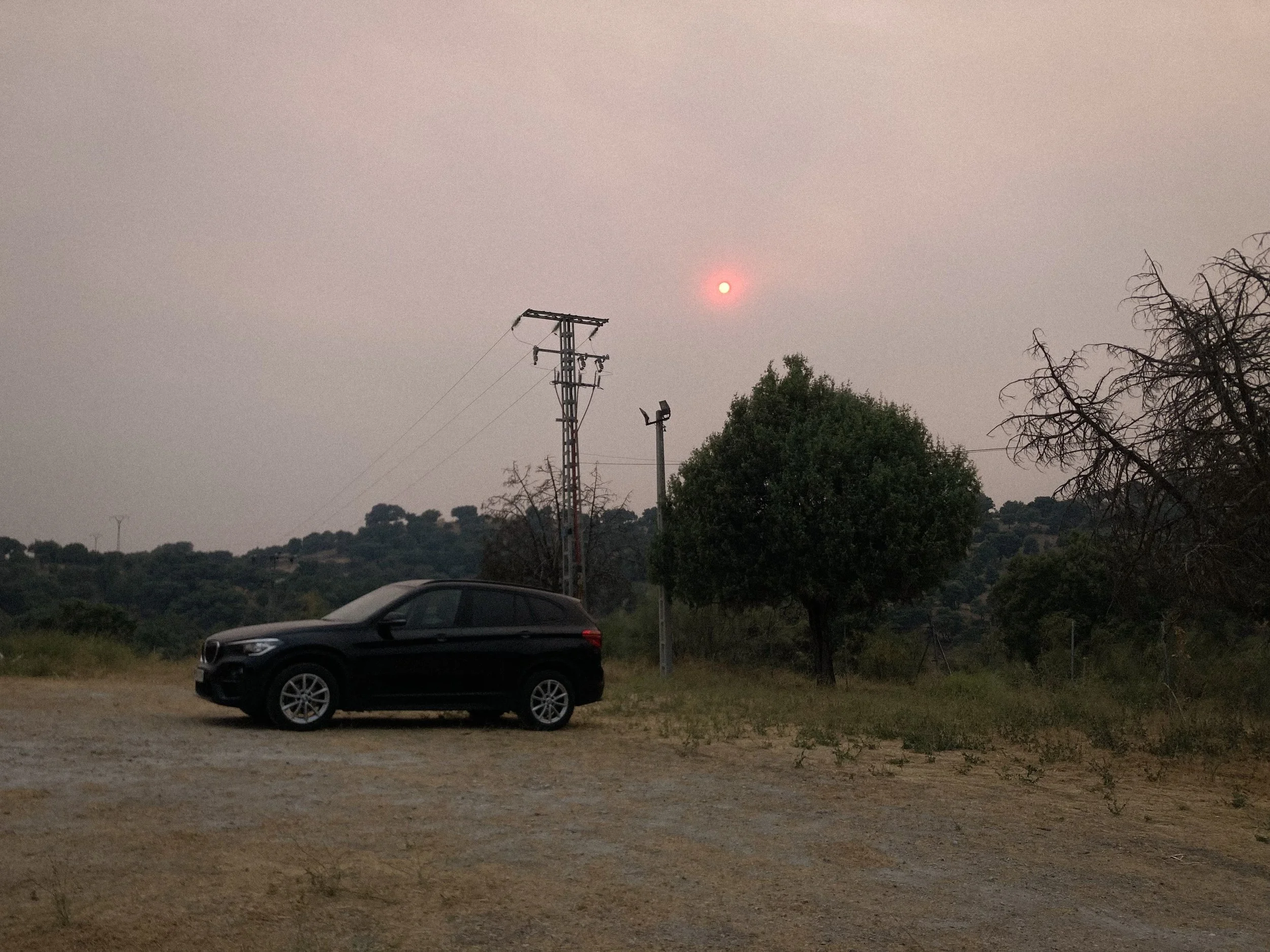 El cielo de Madrid lleno de humo y ceniza