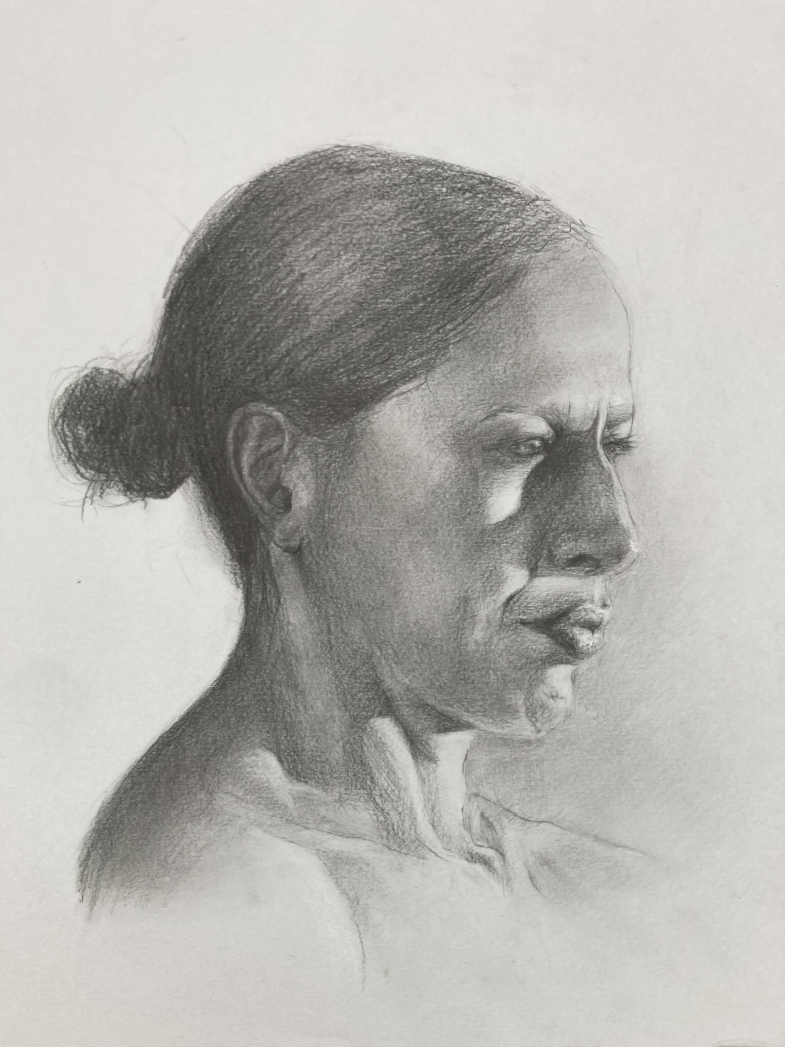 Artista dibujante dibujo artístico en Madrid. Retrato de mujer a lápiz grafito, selección de trabajos de dibujo académico, anatomía