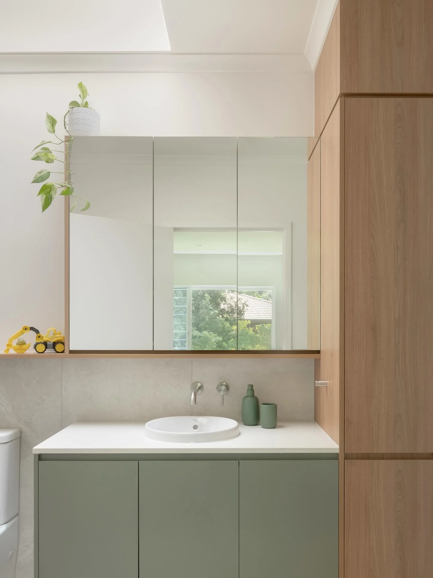 Chapel Hill

The new ensuite and renovated kid&rsquo;s bathroom are finished in tones that feel at home alongside the surrounding garden.
Soft, grounded, calm.
Custom storage &amp; concealed laundry chutes in both spaces improve the practical side of