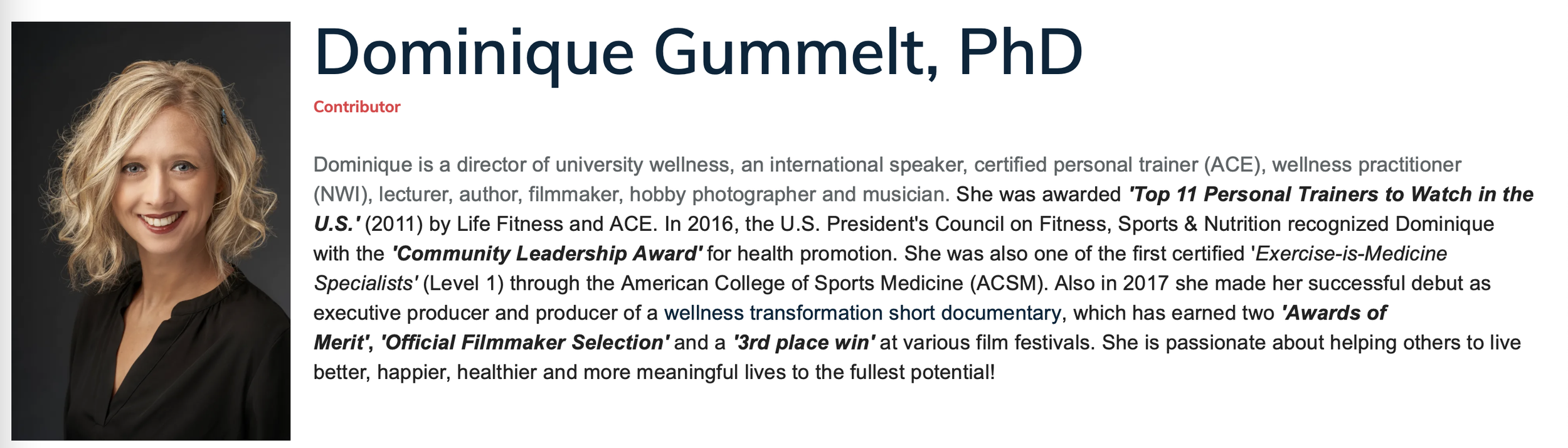 Porträtfoto einer Frau mit lockigem, blondem Haar, die schwarz gekleidet ist. Daneben Text mit ihrem Namen und beruflichen Informationen, darunter "Dominique Gummelt, PhD", in einem professionellen Profil.