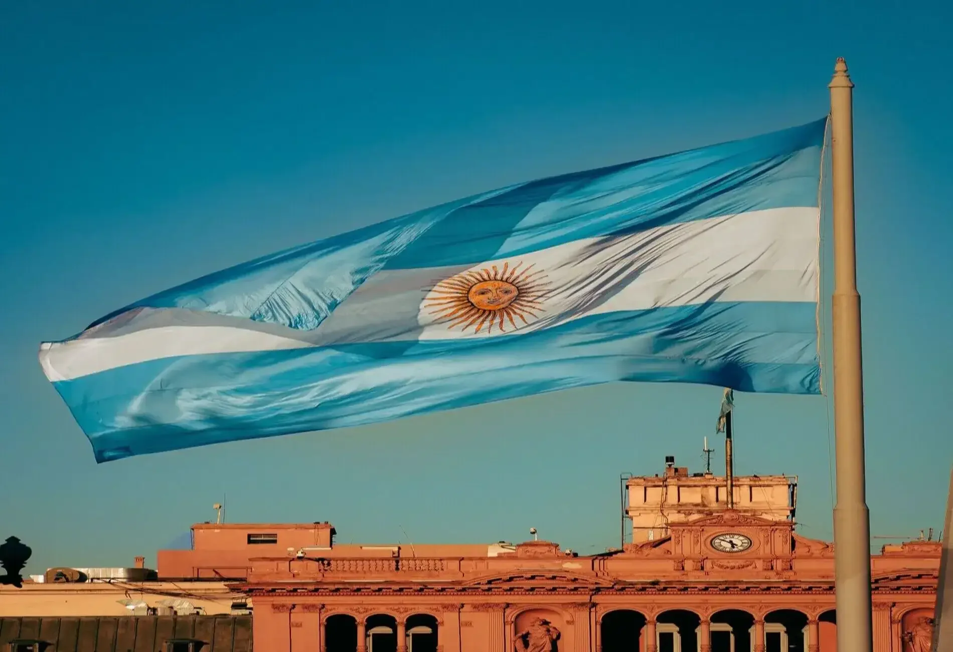 Government institutional architecture viewed from street level amid Argentina's surrounding commercial district