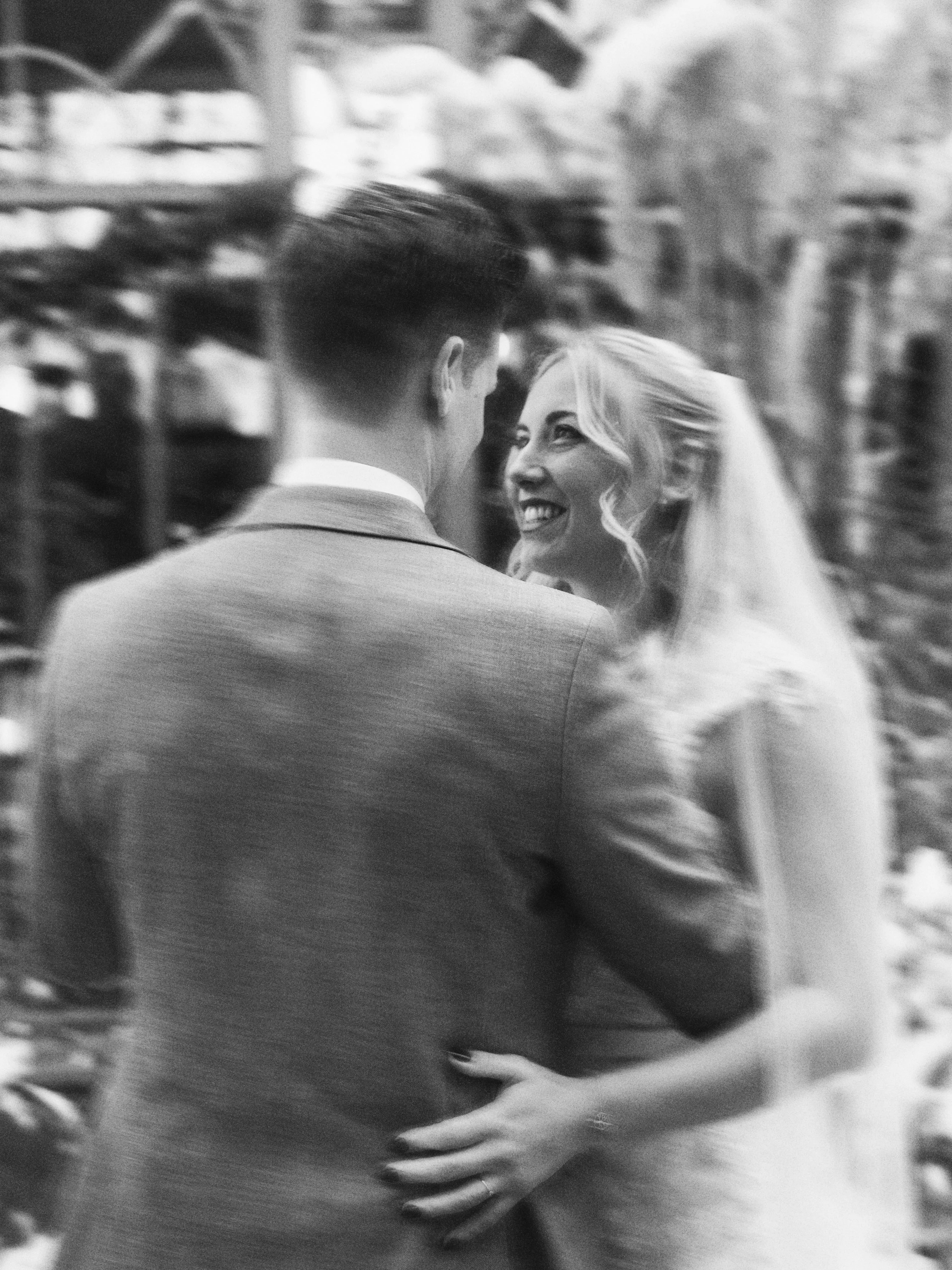 Ein Brautpaar tanzt.