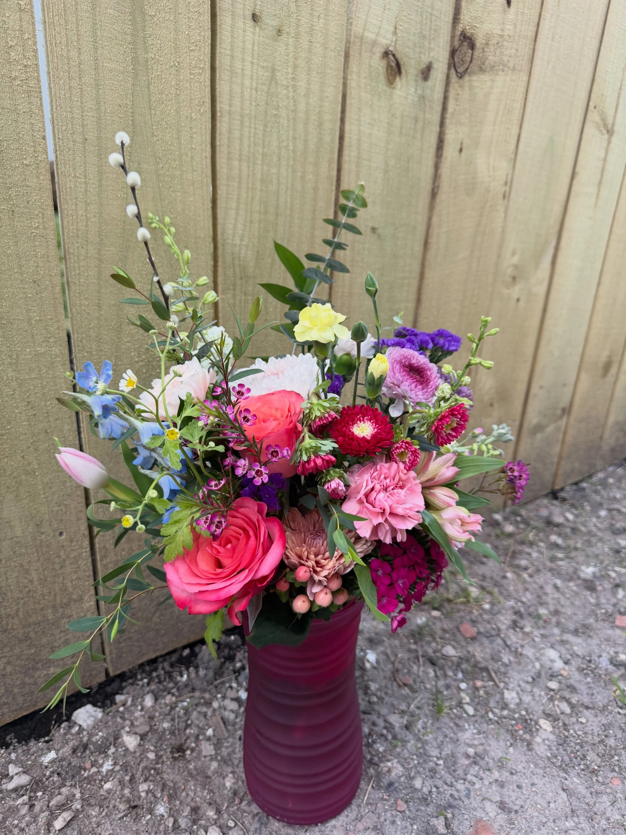 This weekend was full in the very best way 🤍
There were late nights,  early mornings, flower-covered floors, tired feet, caffeine (so much caffeine) and a whole lot of heart poured into every arrangement.
I still can&rsquo;t fully put into words wha