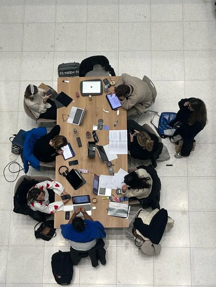 Lo que nadie te dice sobre las reuniones de trabajo (y cómo dejar de salir de ellas sintiéndote invisible)