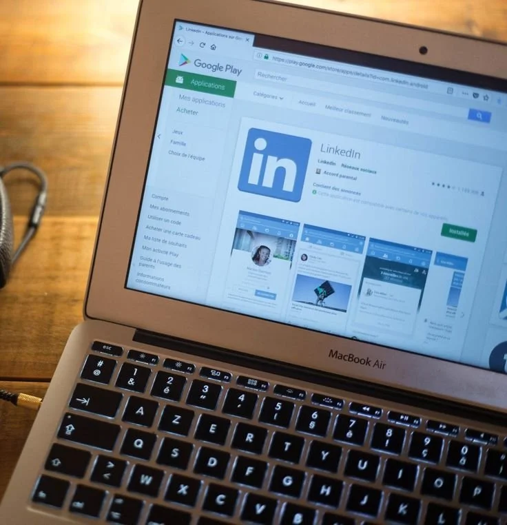Por qué LinkedIn te hace sentir atrás (y qué hacer con eso)