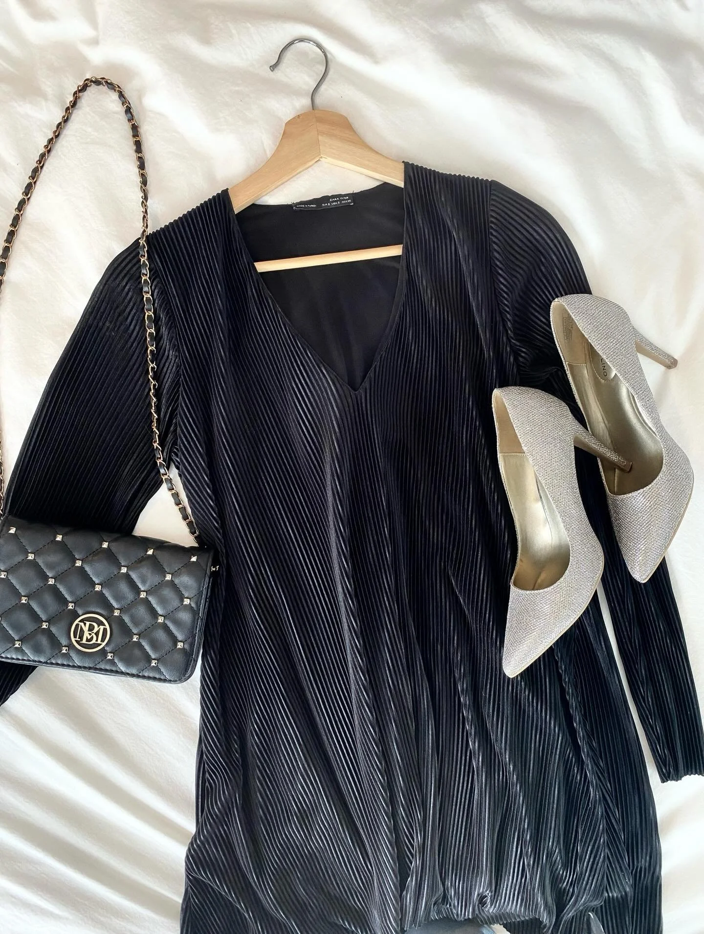 We put a cute little black dress outfit together for you 🖤🪩

1. Studio by Badgley Mischka Quilted Crossbody Bag with Removable Strap

$40
Length: 7.5&rdquo;  Width: 5&rdquo; Strap Length: 45&rdquo;
Colour: Black with Gold Details
Condition:  Good c