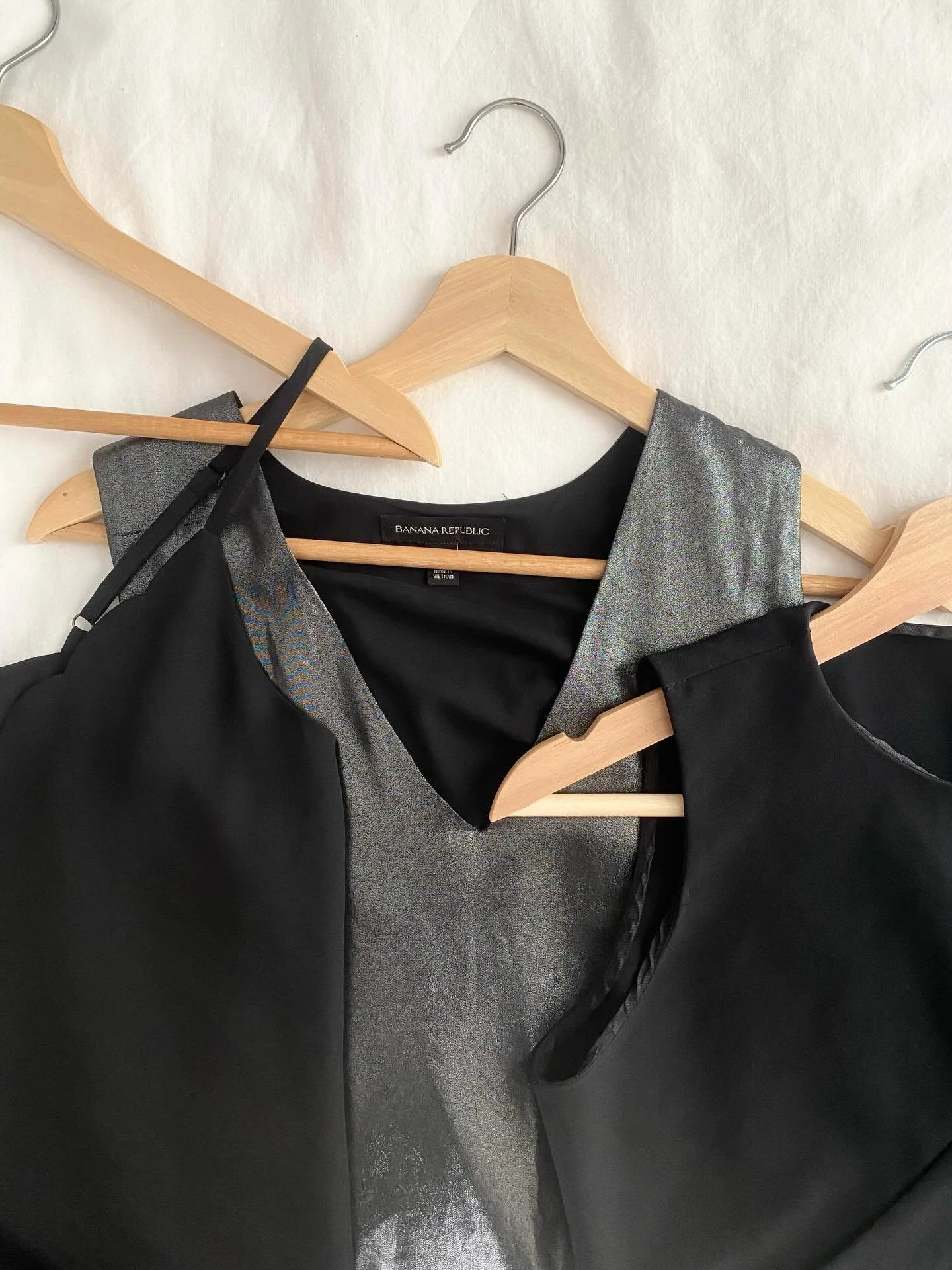 Cute little black tops featuring&hellip;
1. Allison Joy Tank Top (S) $18.00
2. Zara Trafaluc Cropped Top (S) $20
3. Banana Republic Metallic Asymmetrical Ruffle Tank (S) $30

All available for purchase at www.sundaymorningthrift.ca
.
#thriftfinds #se