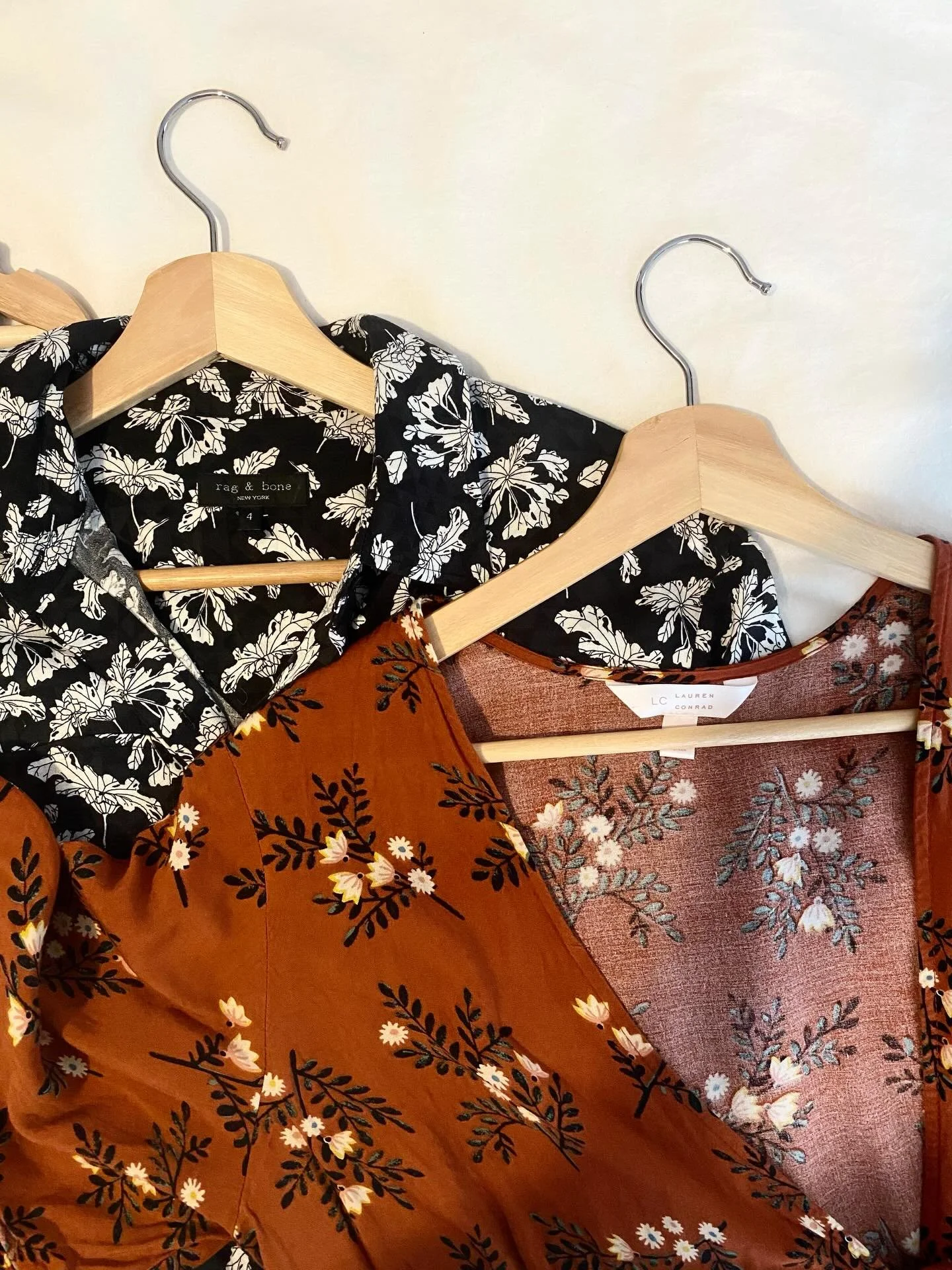 Florals for Spring, ground breaking 🌸

1. Rag &amp; Bone New York Floral Button Down Romper (4)
$85.00

2. LC Lauren Conrad Floral Wrap Dress (S)
$32.00
.
#floraldress #ottawa #consignmentshop #merrickvilleontario #kemptvilleontario
