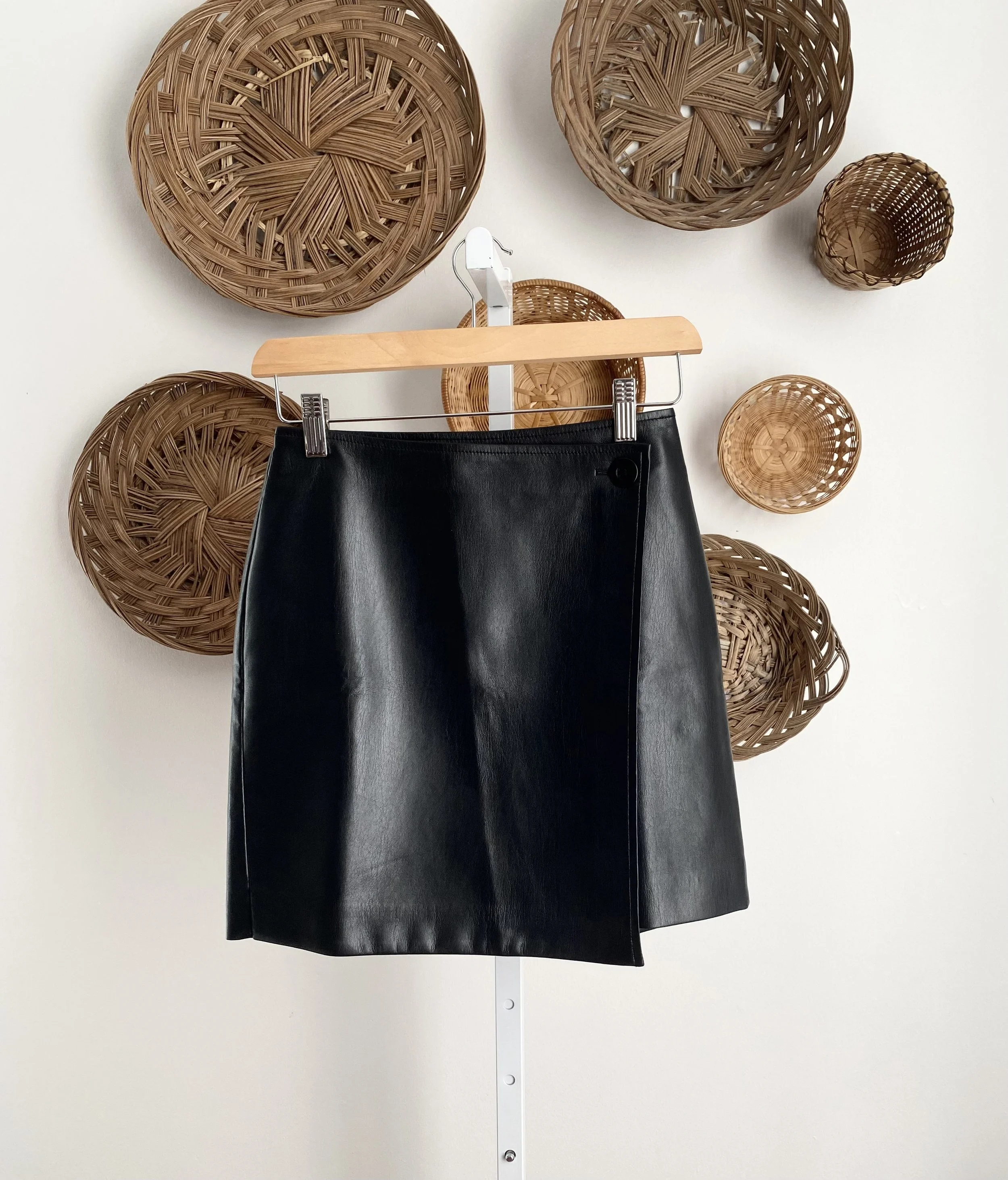 Aritzia Babaton Faux Leather Mini Skirt (2)