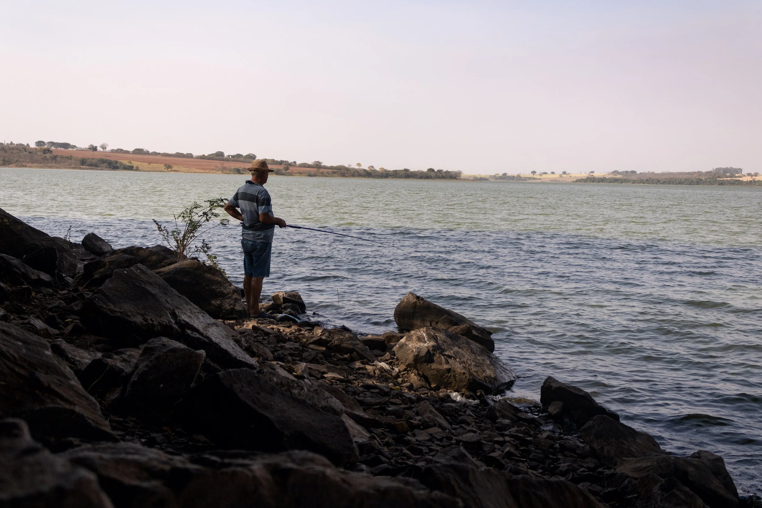 Pescador às margens do rio Tietê na Prainha Barra Mansa, em Mendonça (SP)